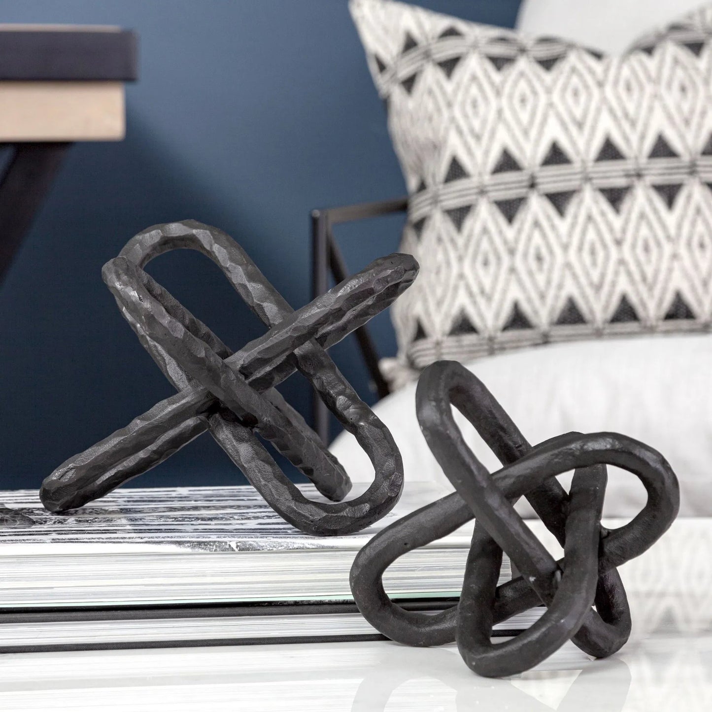 112 SR-387837 | Lifestyle | Wilhelm I Link Decor Object by Mercana in matte black. Made from metal in a modern style.