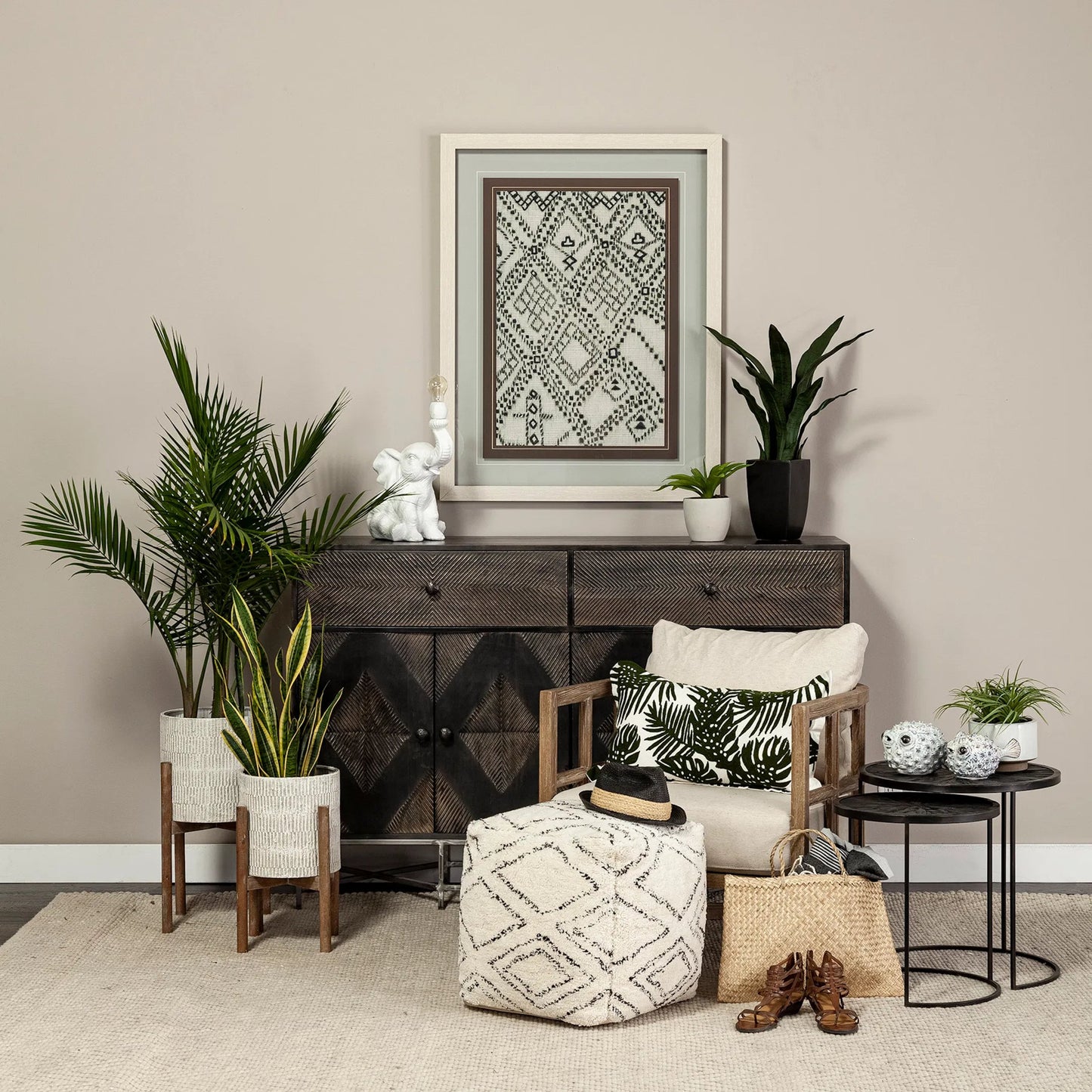 041 SR-814936 | Lifestyle | Chakra Accent Table by Mercana in natural. Made from unique in a modern style.