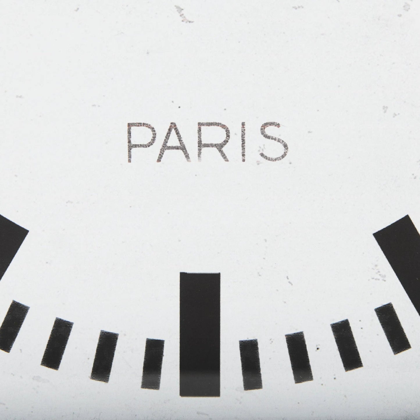 039 SR-387962 | Closeup | Felix Square Table Clock by Mercana in white, black. Made from metal in a modern style.