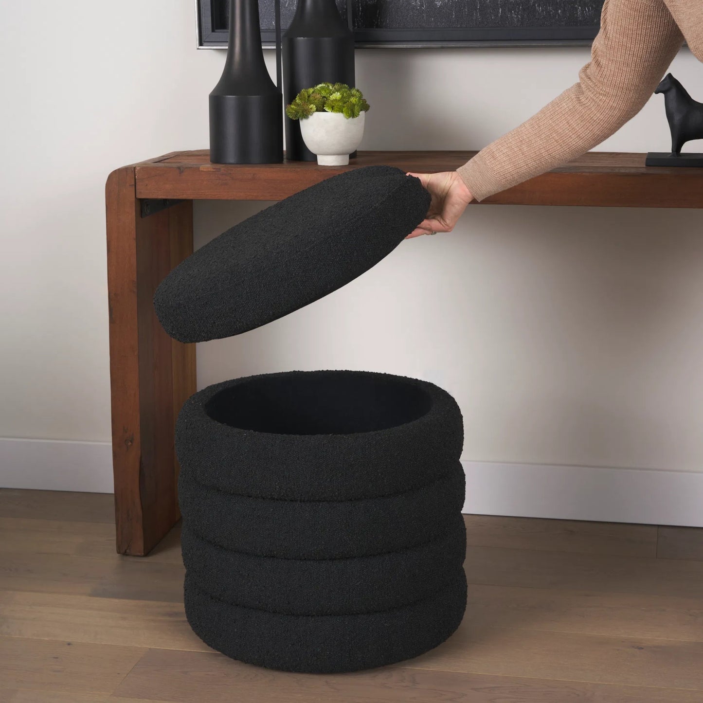 039 SI-2370206 | Lifestyle | Elise Ottoman by Mercana in black. Made from fabric in a unique style.