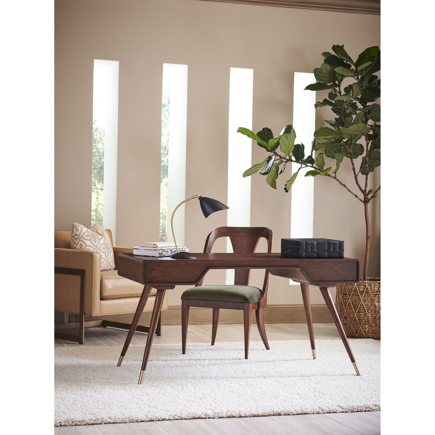 004 SI-1823484 | Lifestyle | Cassina Writing Desk by Sligh in walnut. Made from unique in a traditional style.