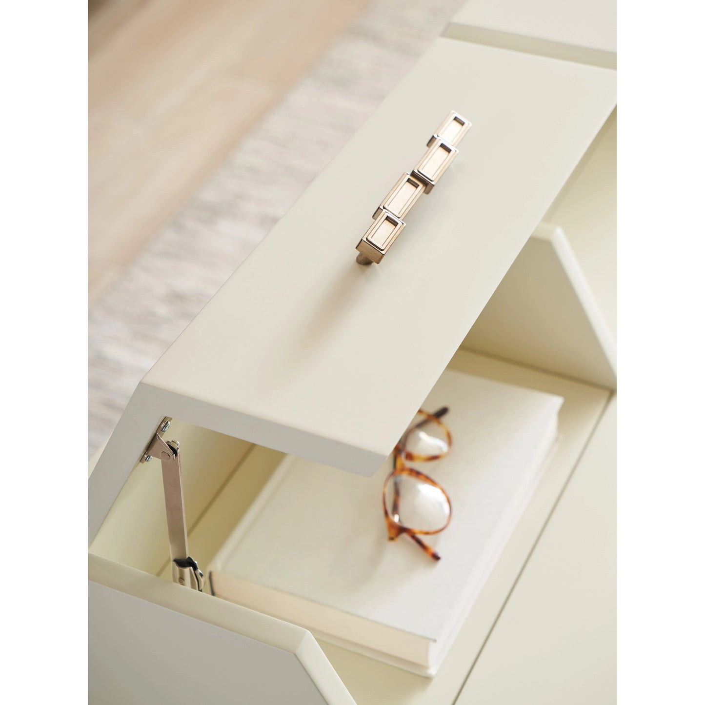 007 SI-2013208 | Closeup | Langley Writing Desk by Sligh in ivory. Made from unique in a modern style.