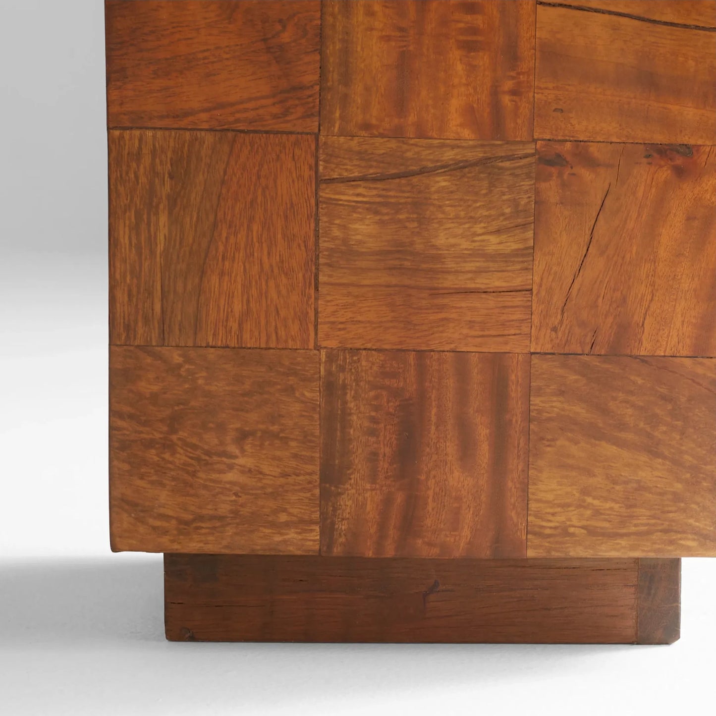 010 SI-1987104 | Lifestyle | Halma Pedestal by Cyan Design in oak. Made from unique in a modern style.