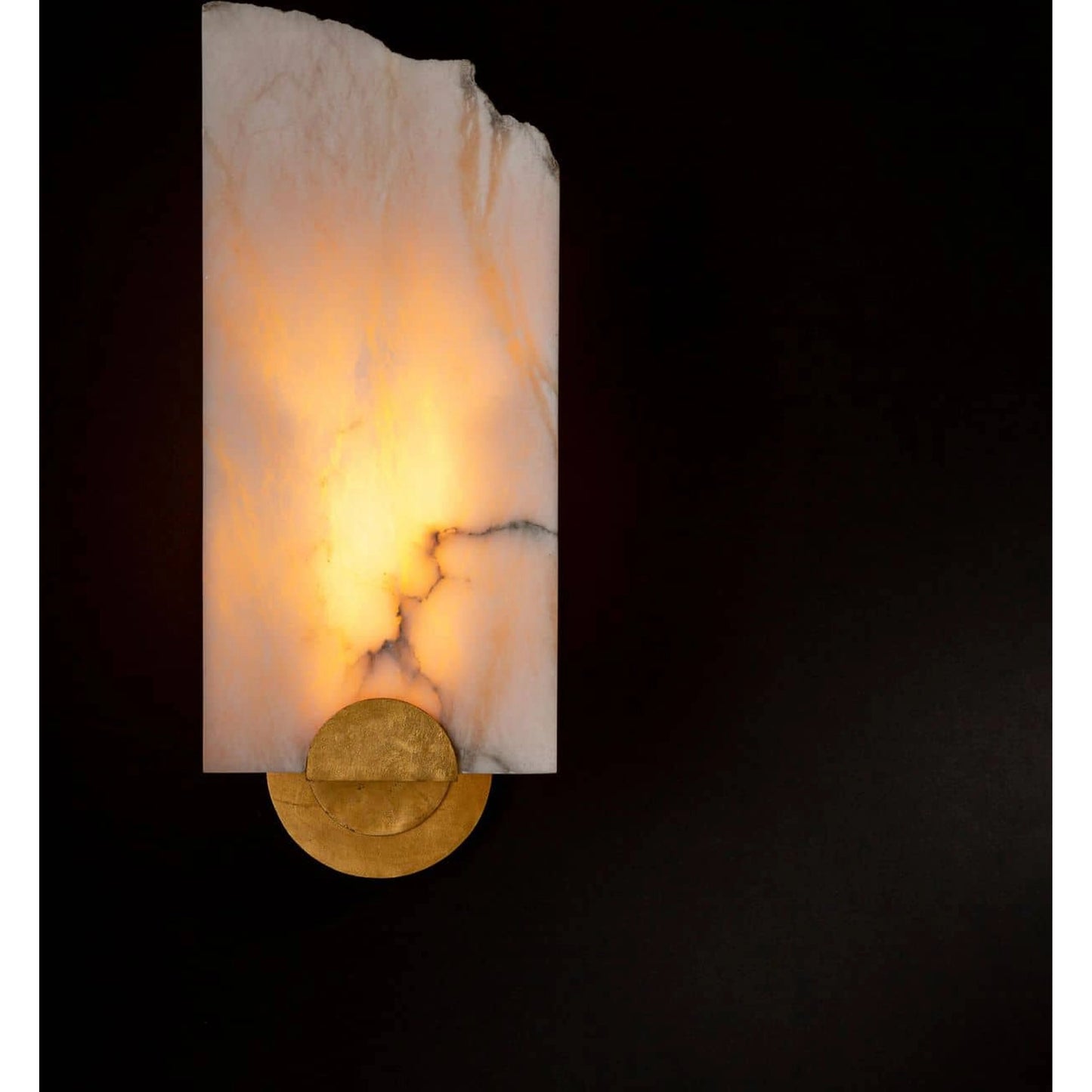 009 SR-769973 | Lifestyle | Jonah Alabaster Sconce by Regina Andrew in gold and natural stone. Made from alabaster in a modern style.