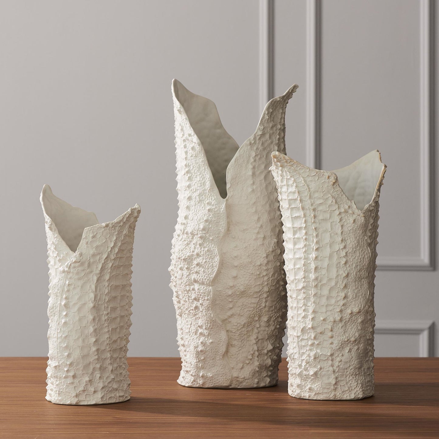 003 SR-701041,SR-891668 | Lifestyle | Crocodile Vase by Global Views in matte white. Made from porcelain in a coastal style.
