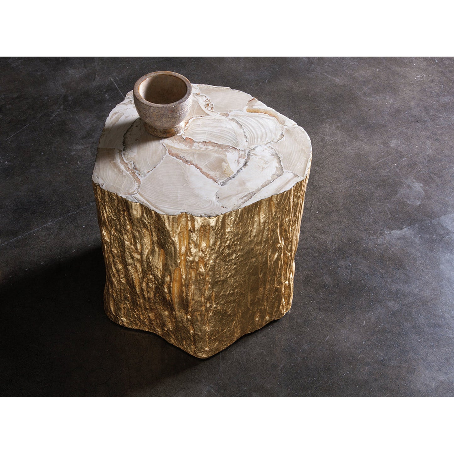 003 SR-834691 | Lifestyle | Trunk Segment Spot Table by Artistica Home. Made from unique in a rustic style.