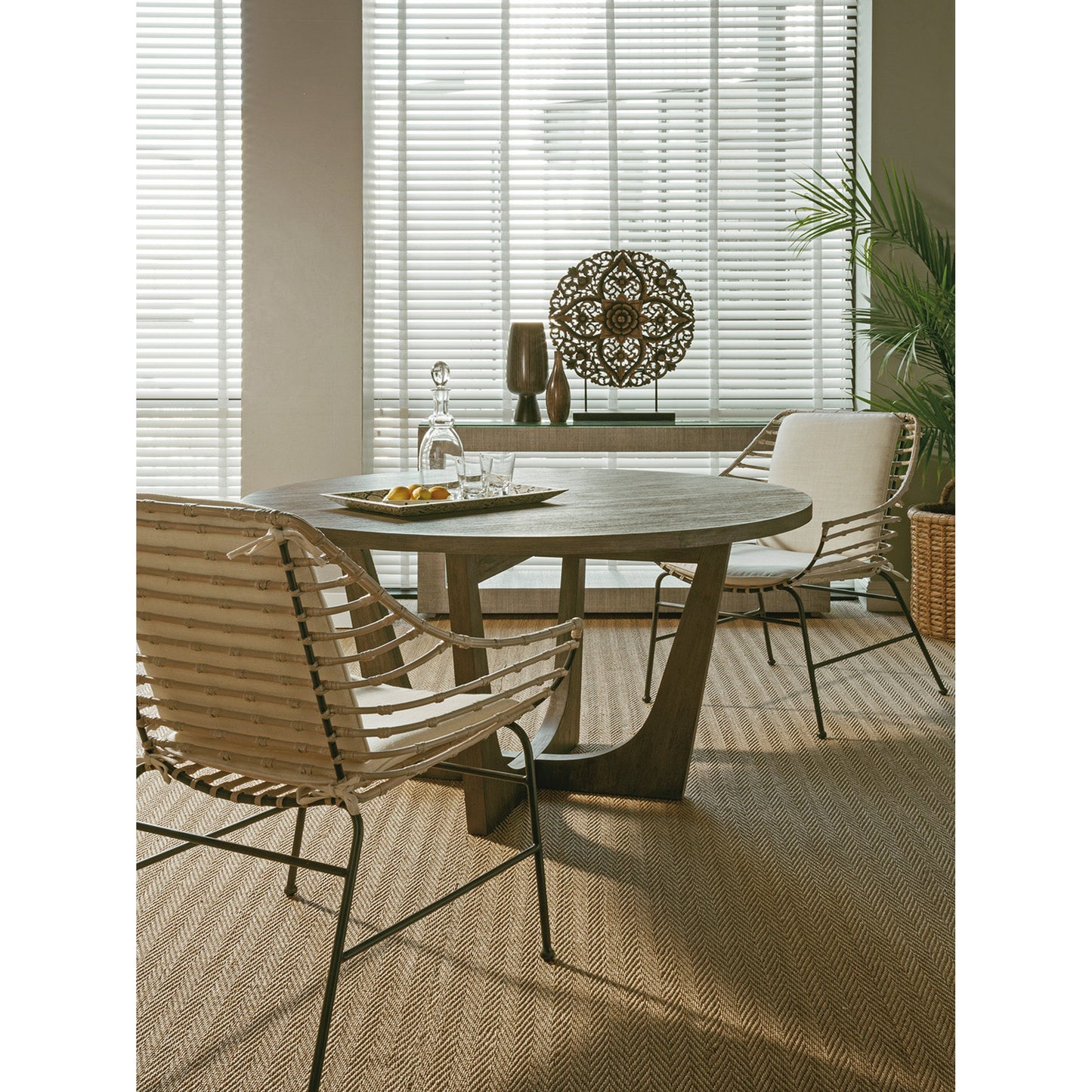 005 SR-834235 | Lifestyle | Brio Round Dining Table by Artistica Home in grigio. Made from unique in a modern style.