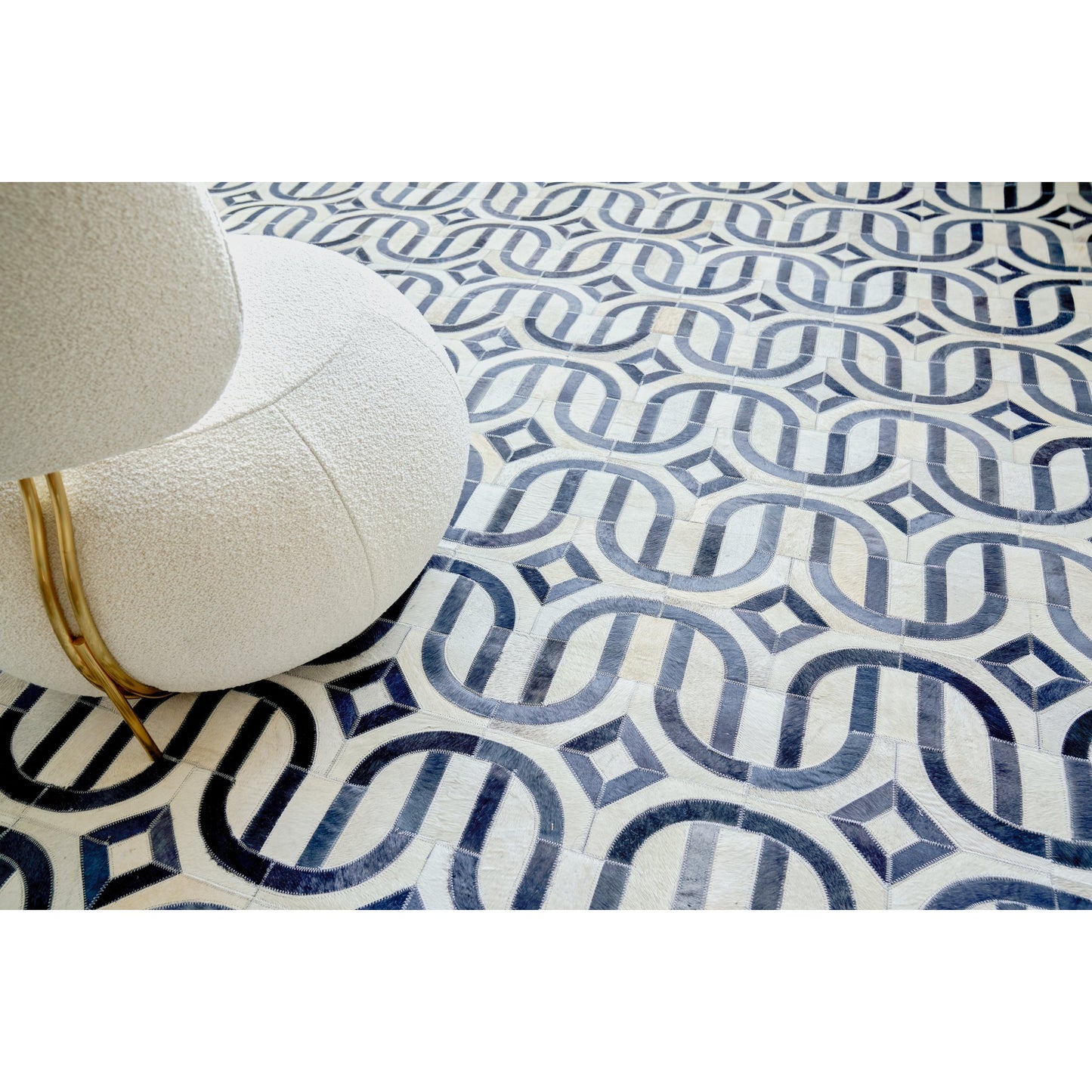 005 SI-1829003,SI-1829004,SI-1829005,SI-1829006,SI-1829007 | Lifestyle | Natural Hide 2142 Rug by Exquisite Rugs in silver/blue. Made from unique in a unique style.