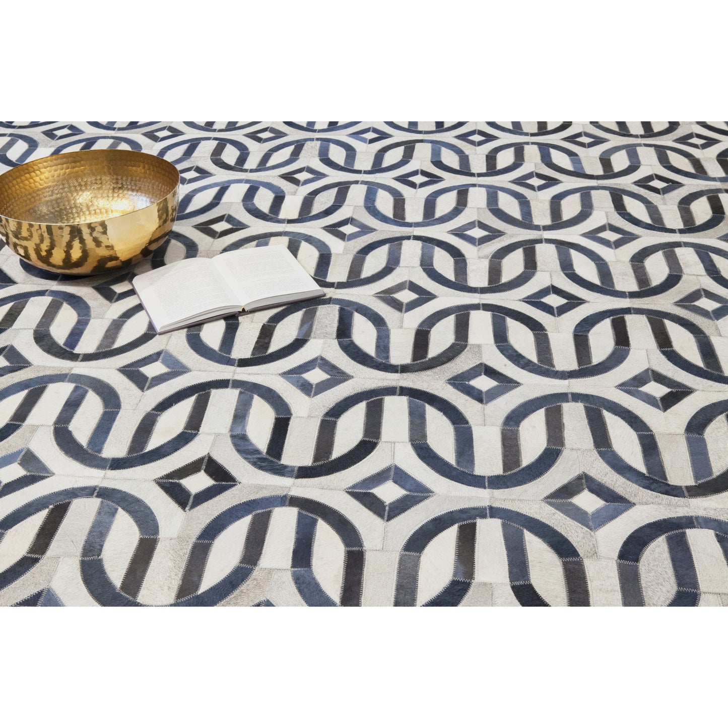 008 SI-1829003,SI-1829004,SI-1829005,SI-1829006,SI-1829007 | Lifestyle | Natural Hide 2142 Rug by Exquisite Rugs in silver/blue. Made from unique in a unique style.
