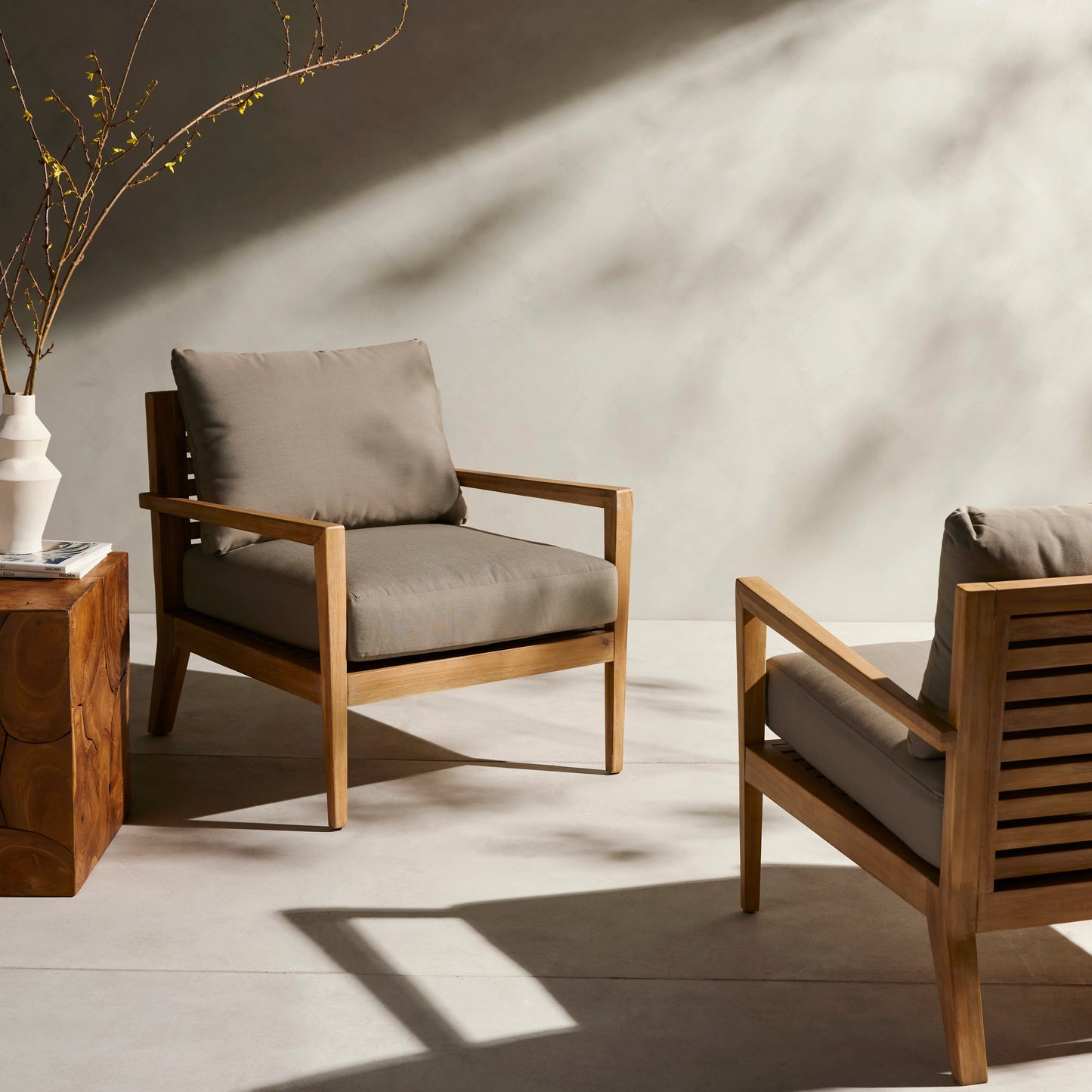 011 SI-1977010 | Lifestyle | Amaya Outdoor Chair by Four Hands in royal taupe and natural acacia. Made from 100% polyester, solid fsc®-certified acacia in a modern style.