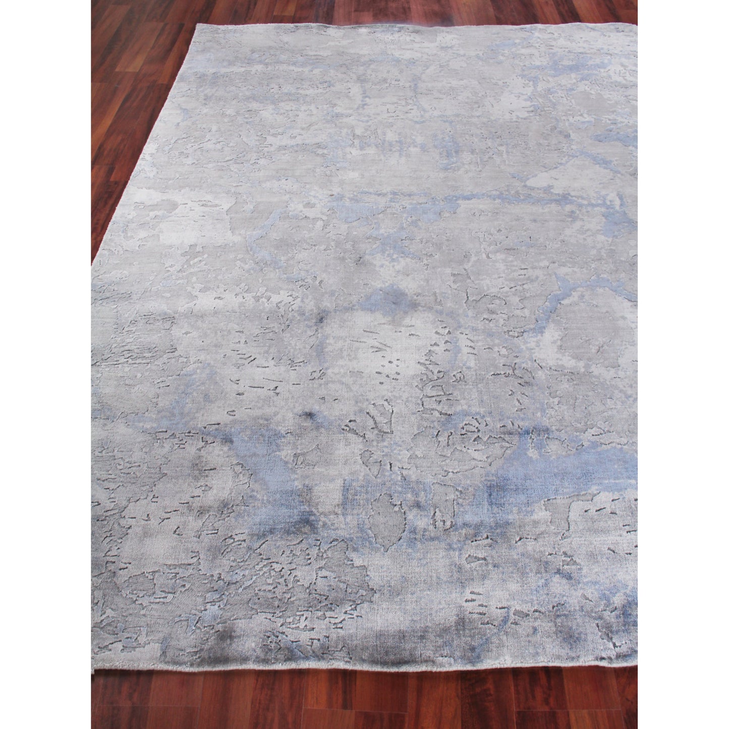 004 SI-1829394,SI-1829397,SI-1829398 | Closeup | Reflections 2533 Rug by Exquisite Rugs in gray, blue. Made from bamboo silk in a unique style.
