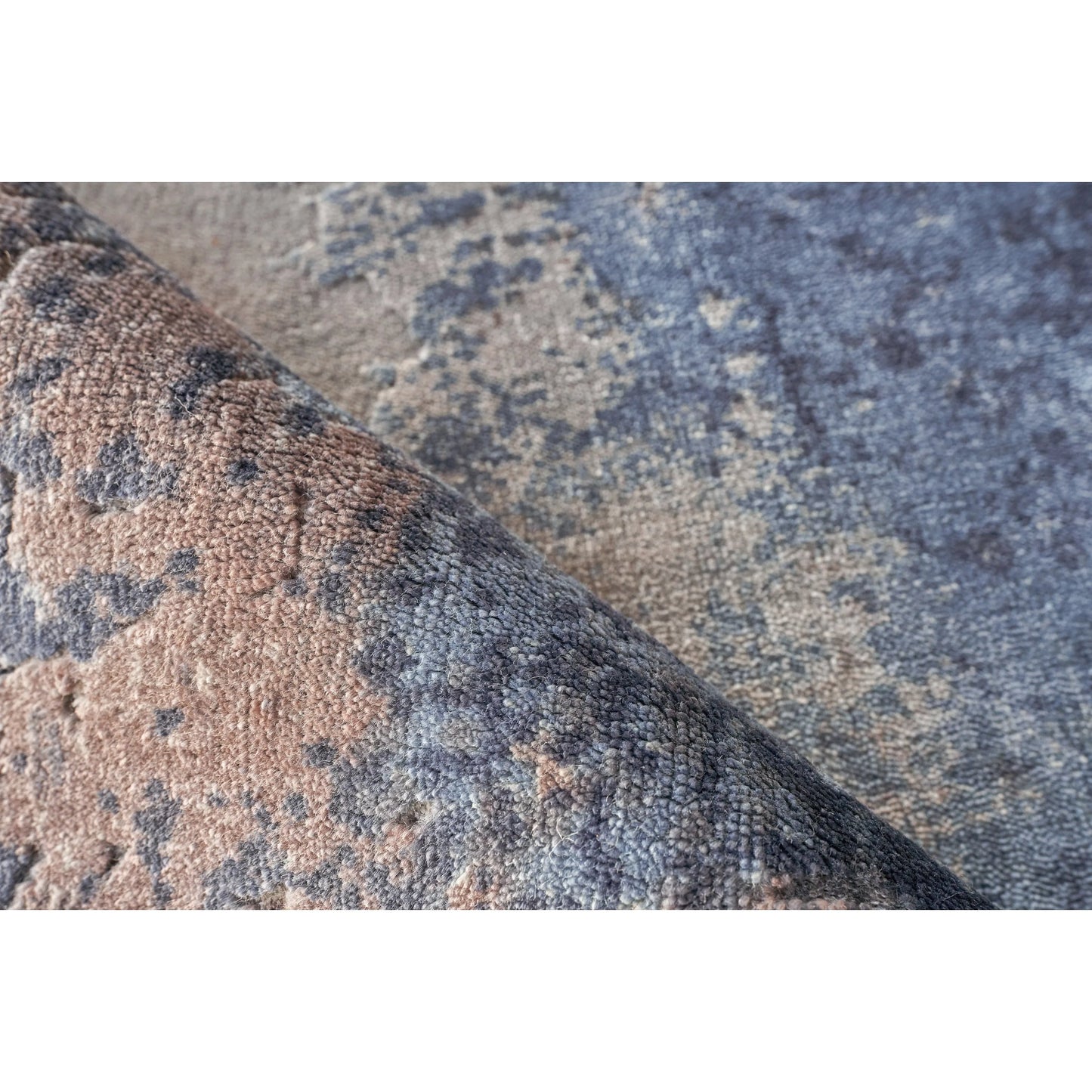 033 SI-2383771 | Closeup | Roset Rug by Exquisite Rugs in silver, blue. Made from bamboo silk in a unique style.