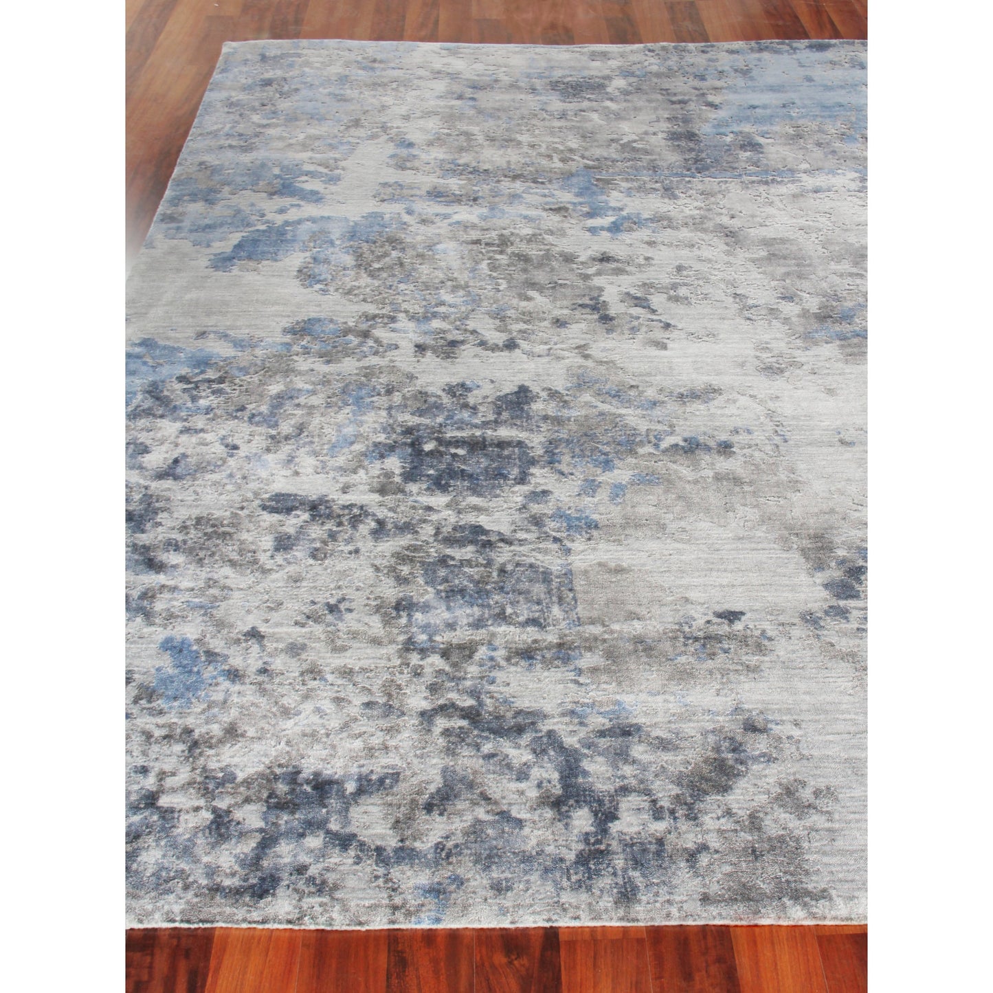 003 SI-1829402,SI-1829403 | Closeup | Reflections Rug - Silver, Blue by Exquisite Rugs in silver, blue. Made from bamboo silk in a unique style.