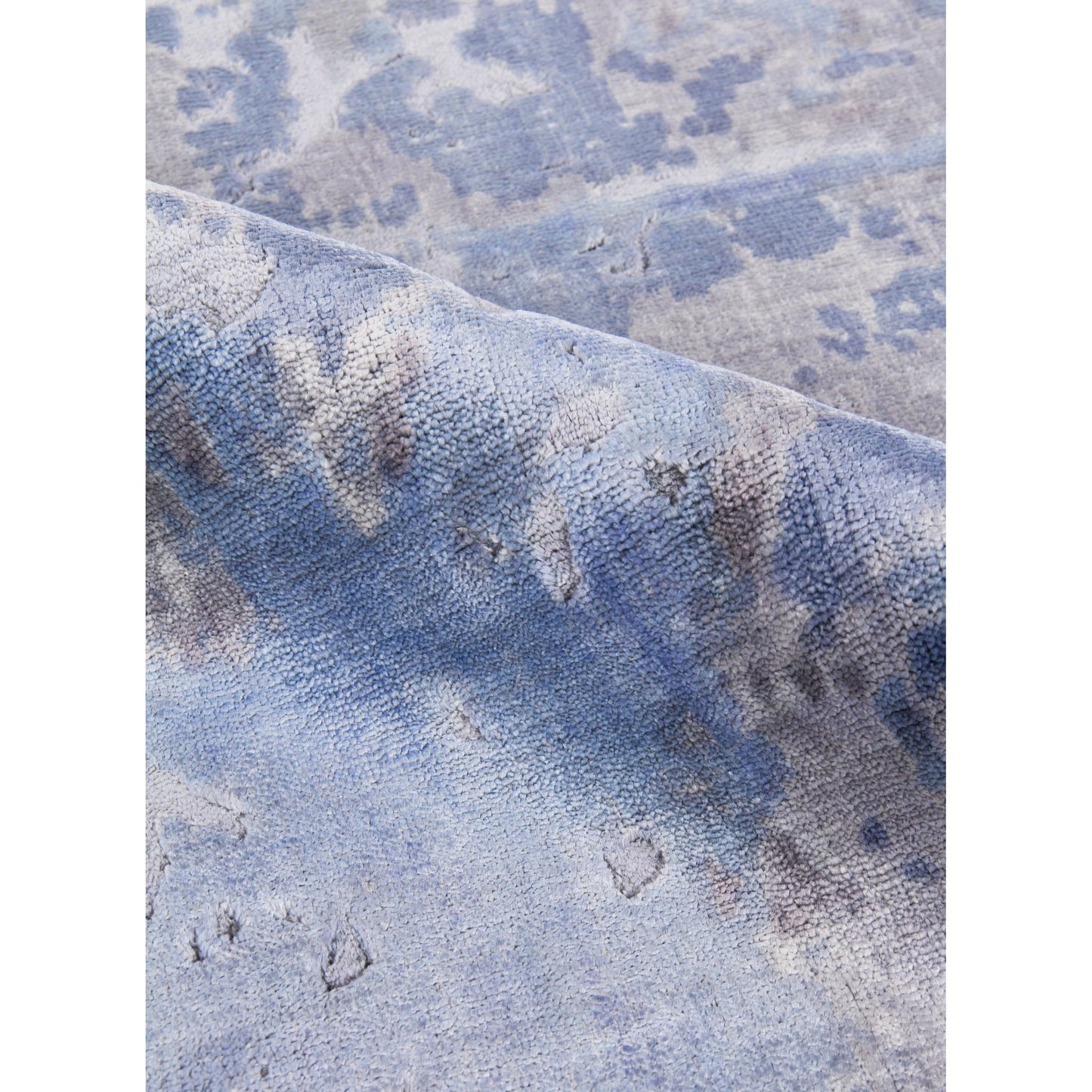 004 SI-1829402,SI-1829403 | Closeup | Reflections Rug - Silver, Blue by Exquisite Rugs in silver, blue. Made from bamboo silk in a unique style.