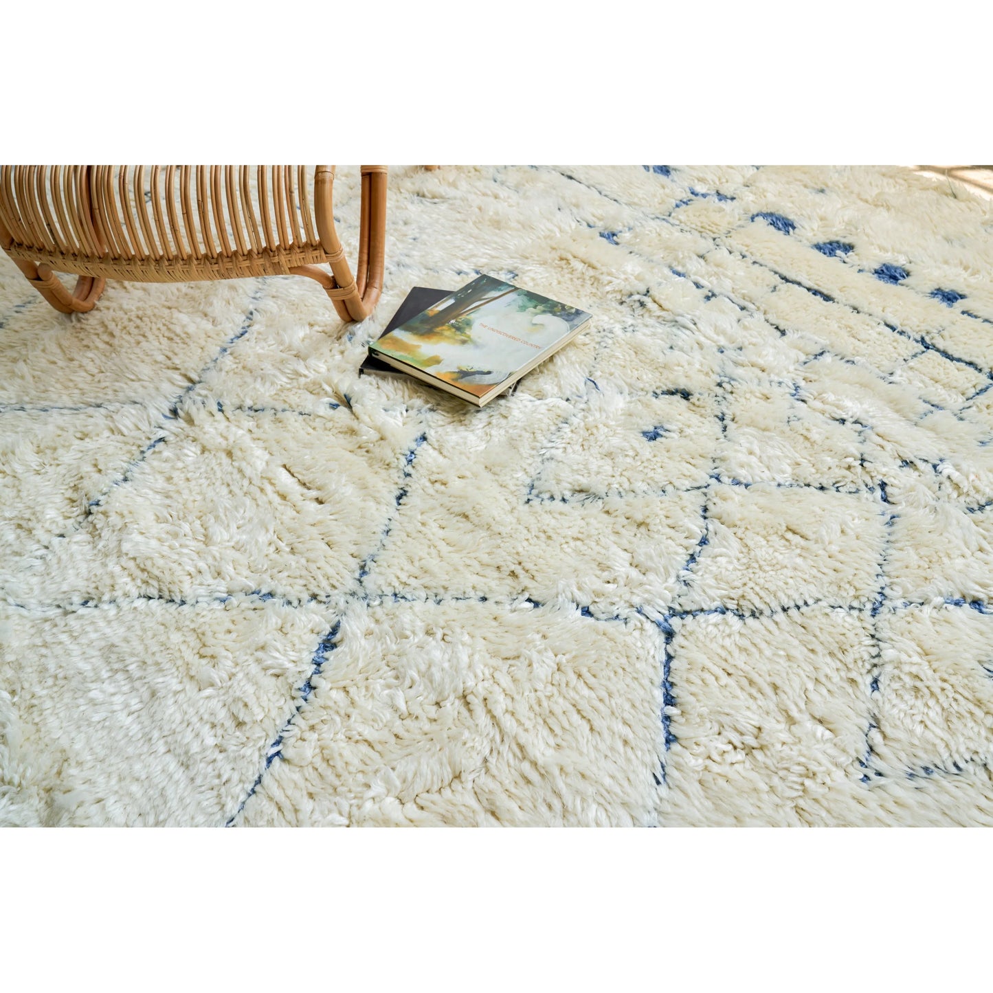 020 SI-2383785 | Lifestyle | Moroccan 2563 Rug by Exquisite Rugs in ivory, blue. Made from new zealand wool in a unique style.