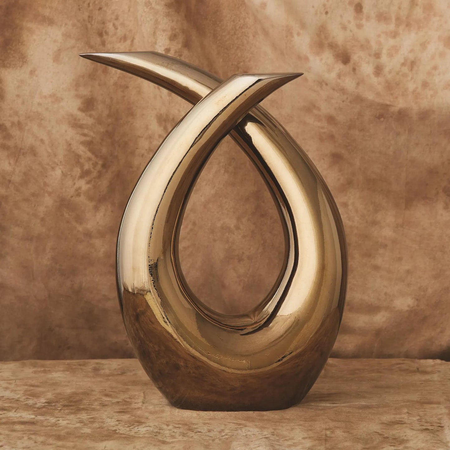 013 SR-701575 | Lifestyle | Loop Sculpture by Global Views. Made from ceramic in a modern style.