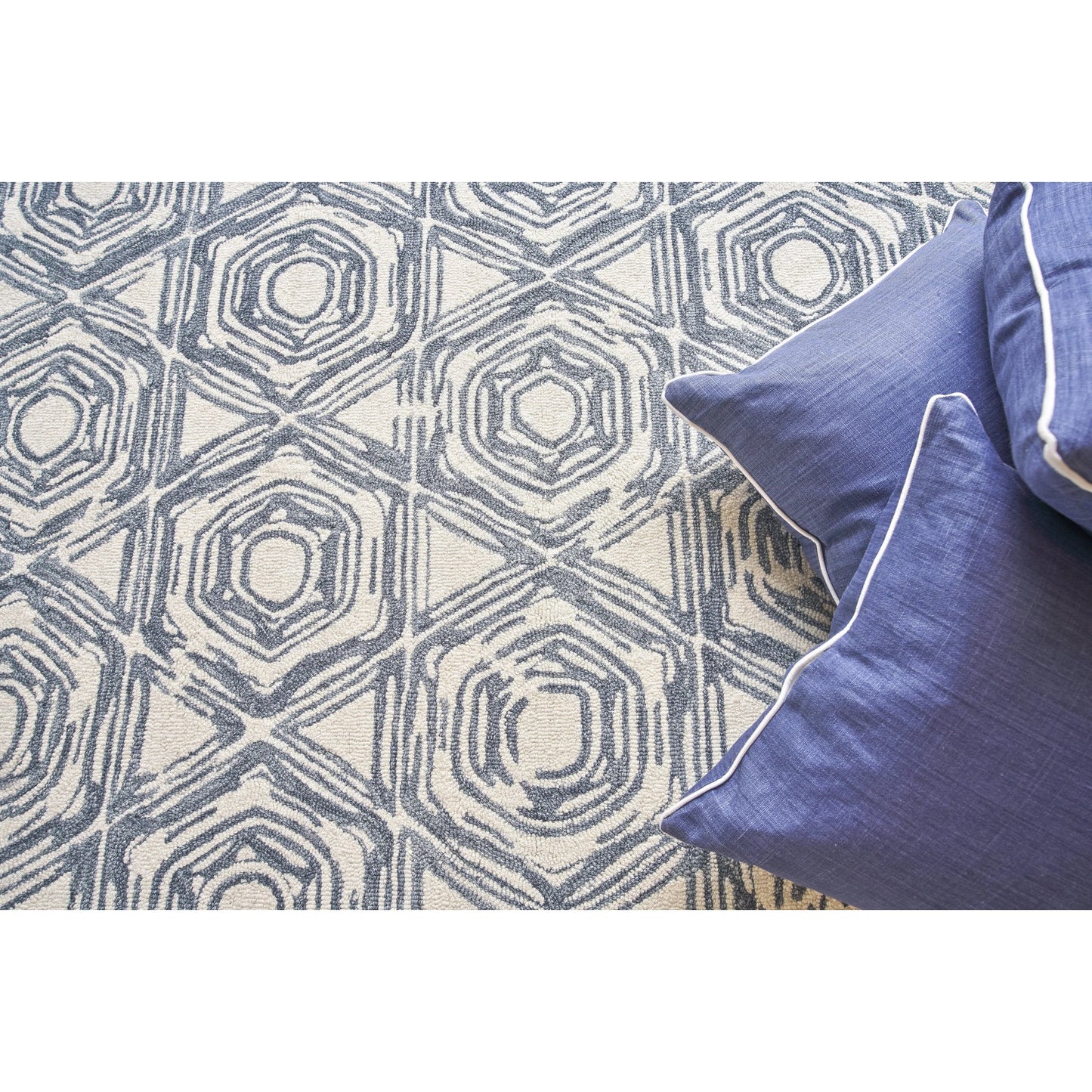 006 SI-2383803,SI-2383804 | Lifestyle | Caprice 2708 Rug by Exquisite Rugs in dark blue, ivory. Made from new zealand wool in a unique style.
