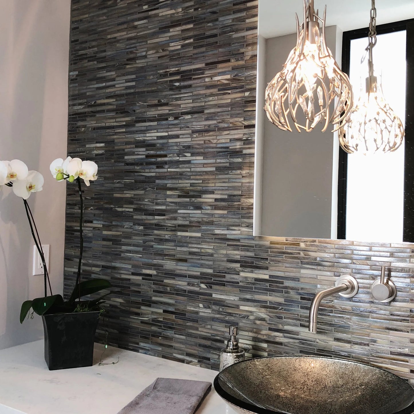 013 SR-817565 | Lifestyle | Bask Crystal Mini Pendant by Varaluz. Made from premium pre-installed crystal in a transitional style.