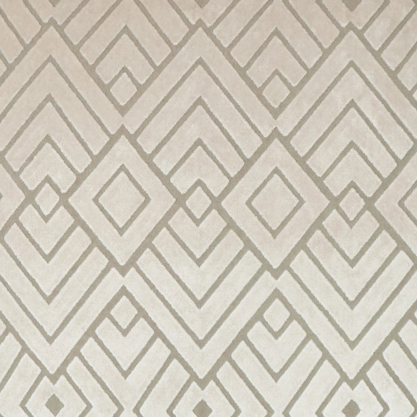 003 SR-907562 | Closeup | Hipster by DV Kap Home. Made from 64% viscose, 36% polyester in a modern style.