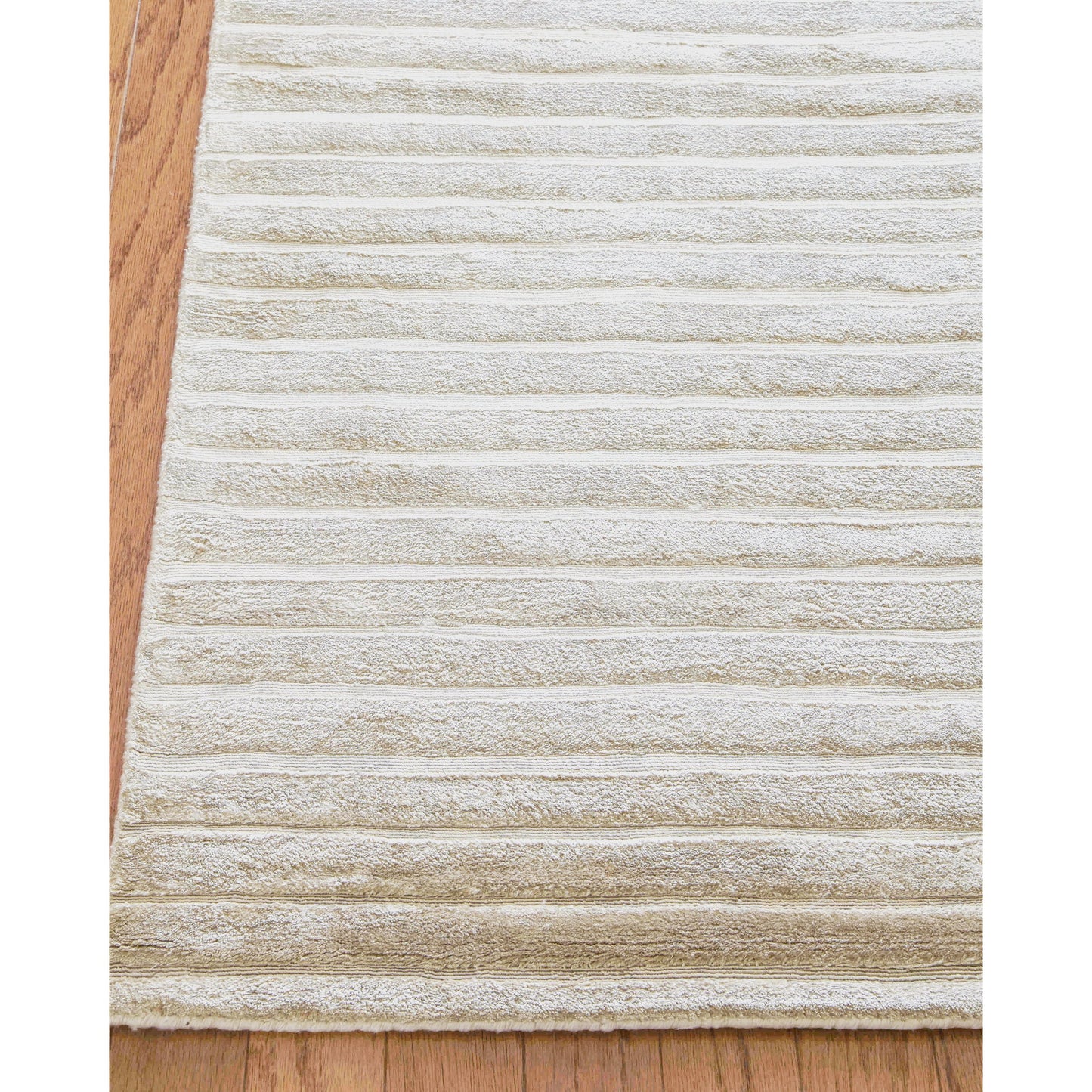003 SI-1828394,SI-1828395,SI-1828396,SI-1828398,SI-1828399 | Closeup | High Low Rug - Silver by Exquisite Rugs in silver. Made from viscose in a unique style.