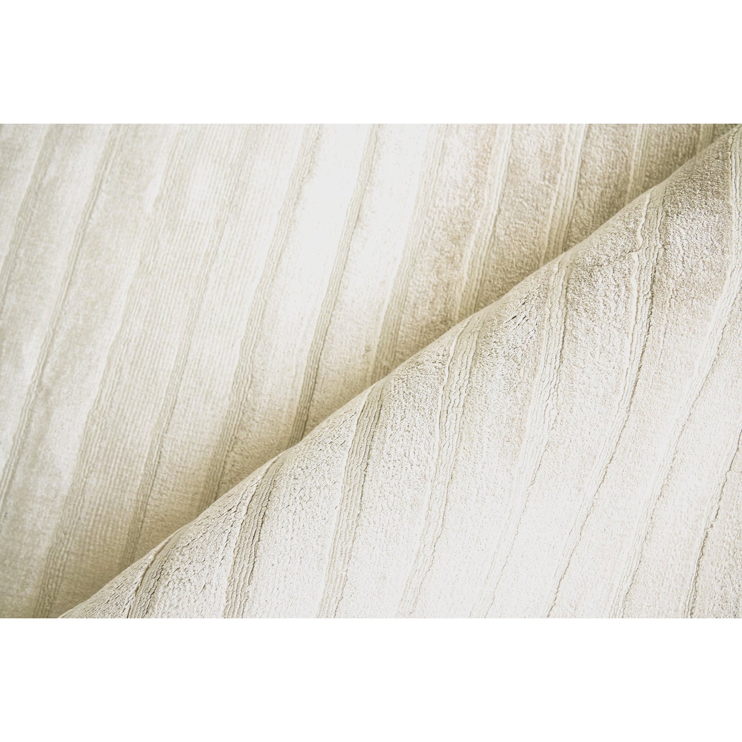 004 SI-1828394,SI-1828395,SI-1828396,SI-1828398,SI-1828399 | Closeup | High Low Rug - Silver by Exquisite Rugs in silver. Made from viscose in a unique style.