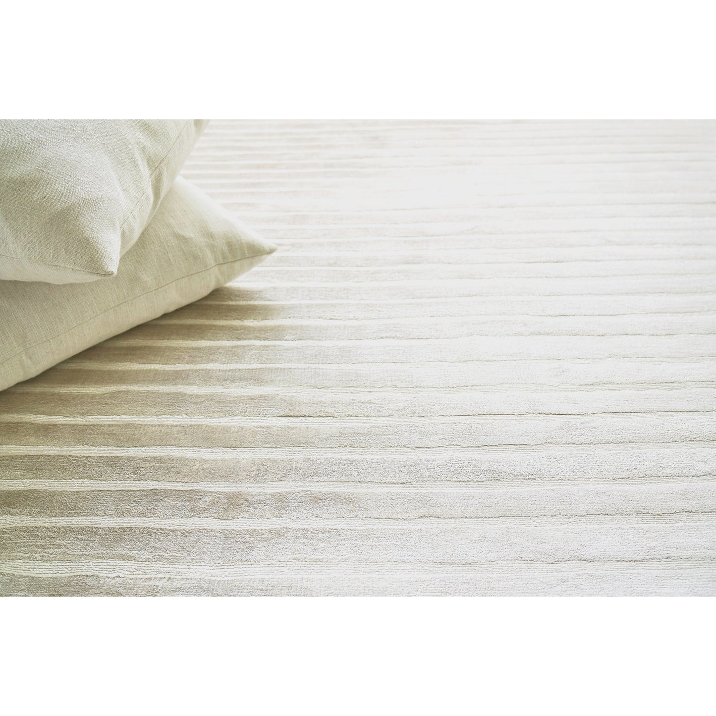 005 SI-1828394,SI-1828395,SI-1828396,SI-1828398,SI-1828399 | Lifestyle | High Low Rug - Silver by Exquisite Rugs in silver. Made from viscose in a unique style.