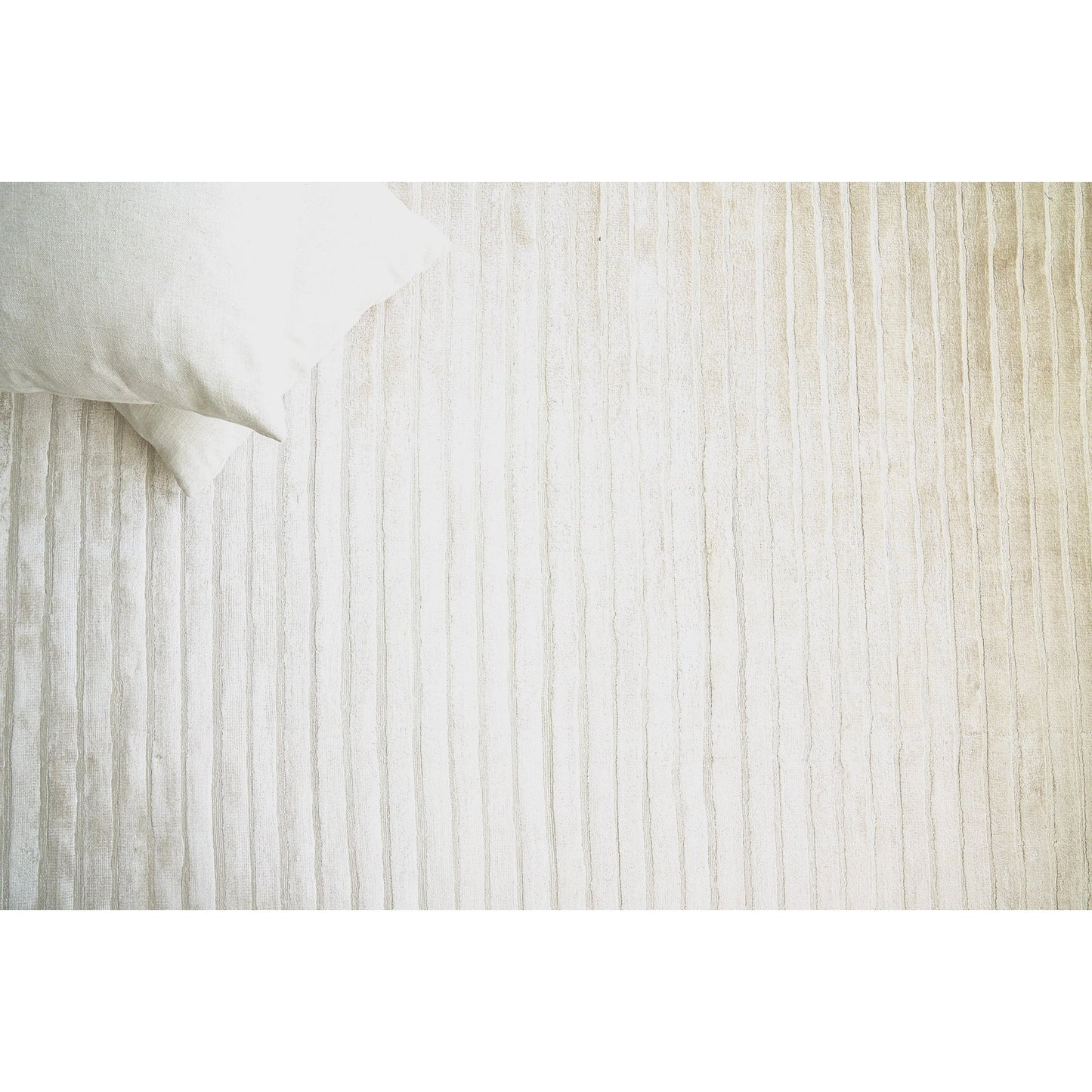006 SI-1828394,SI-1828395,SI-1828396,SI-1828398,SI-1828399 | Lifestyle | High Low Rug - Silver by Exquisite Rugs in silver. Made from viscose in a unique style.