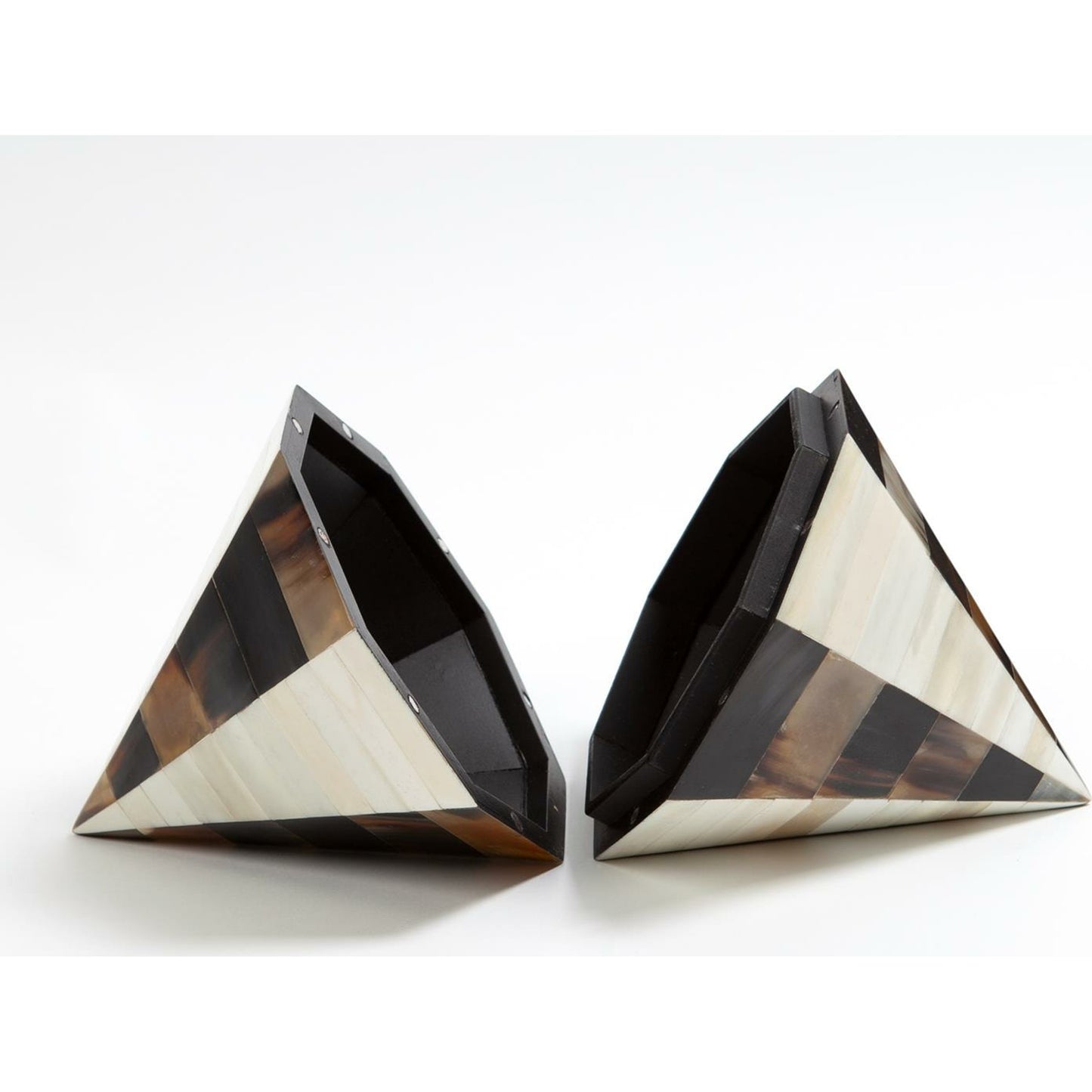 008 SR-893365 | Unknown | Triangle Cone Box by Global Views. Made from unique in a coastal style.