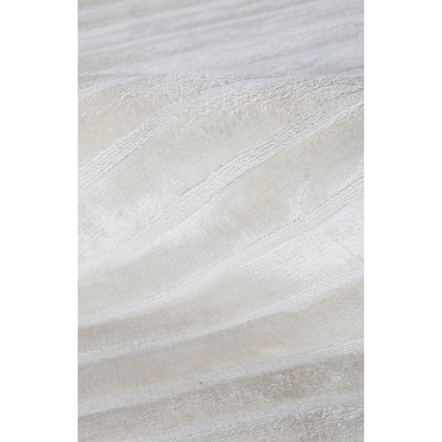 004 SI-1828430,SI-1828433,SI-1828435 | Closeup | High Low Rug - White by Exquisite Rugs in white. Made from viscose in a unique style.