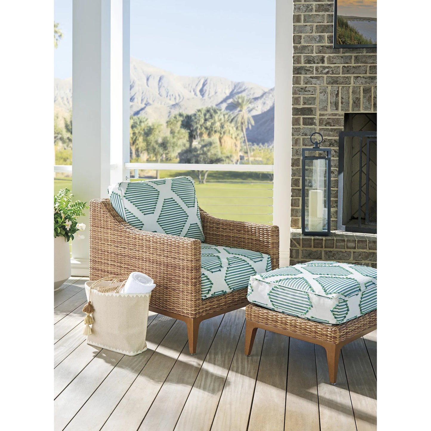 004 SI-2371223 | Lifestyle | Lounge Chair by Tommy Bahama Outdoor in 3350 dark brown. Made from unique in a unique style.