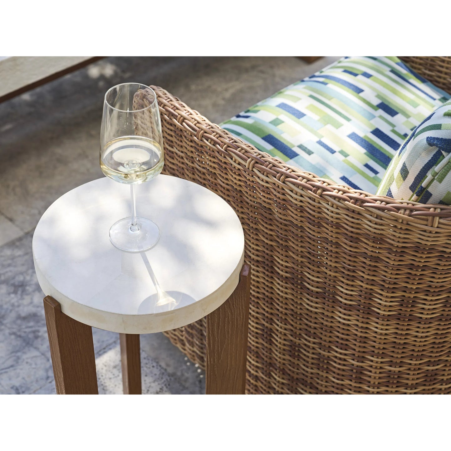 004 SI-2259587 | Closeup | Palm Desert Poolside Round Accent Table by Tommy Bahama Outdoor in white agate. Made from unique in a unique style.