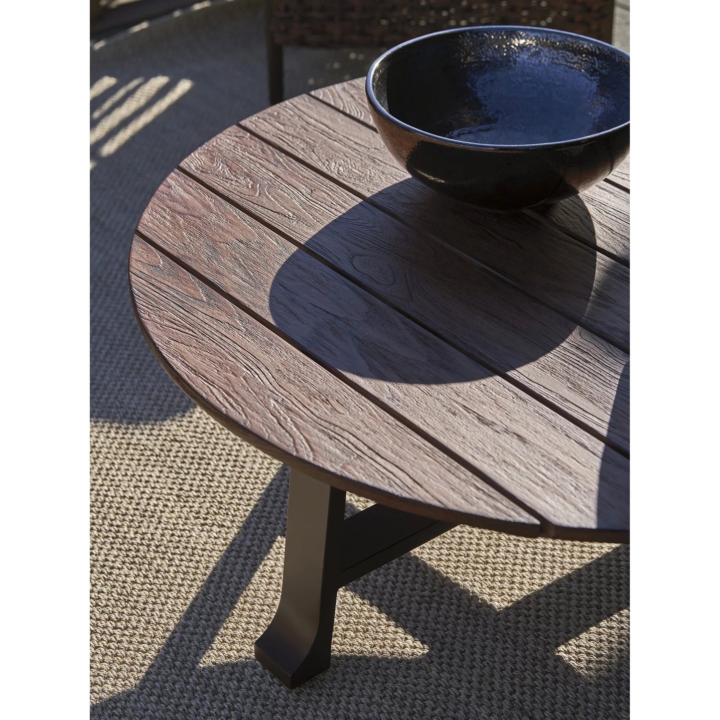 005 SI-2242611 | Closeup | Kilimanjaro Round Cocktail Table by Tommy Bahama Outdoor. Made from unique in a unique style.