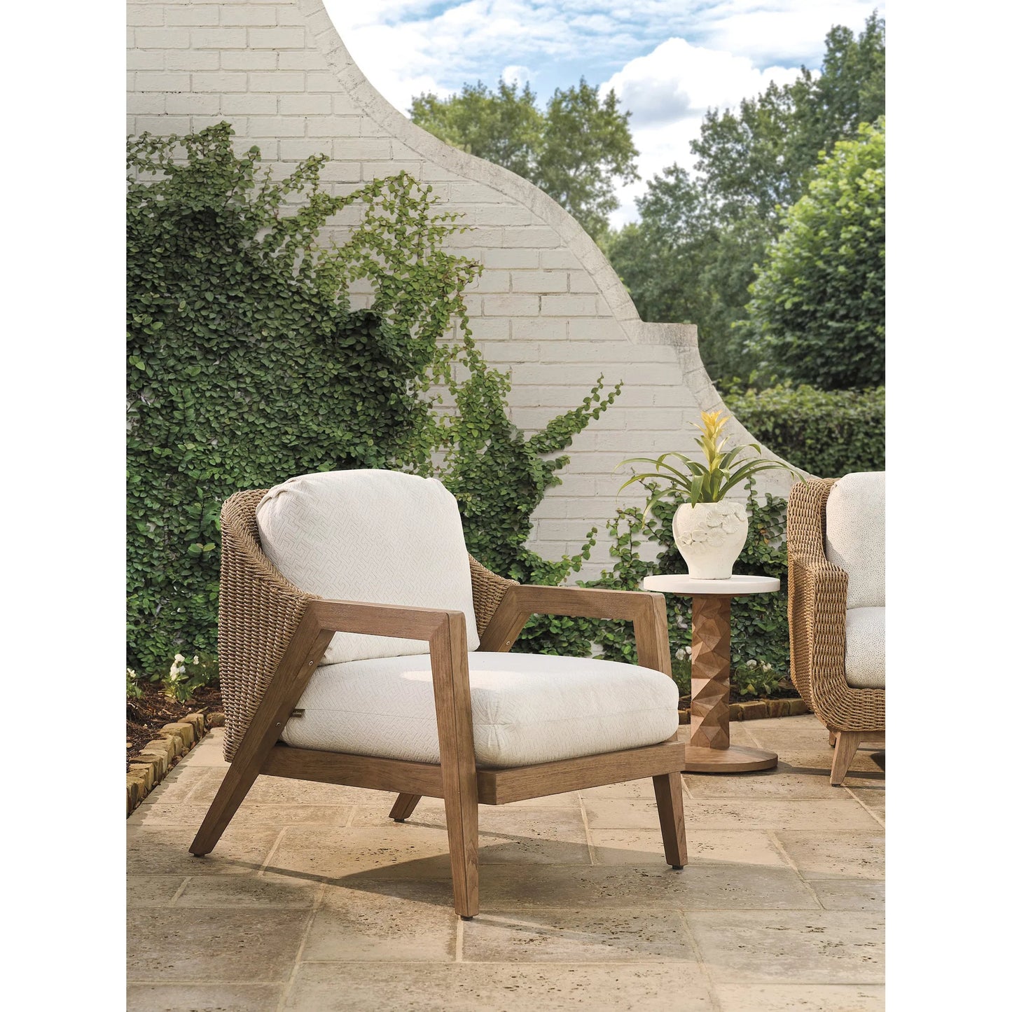 004 SI-2371231 | Lifestyle | Lounge Chair by Tommy Bahama Outdoor. Made from unique in a unique style.