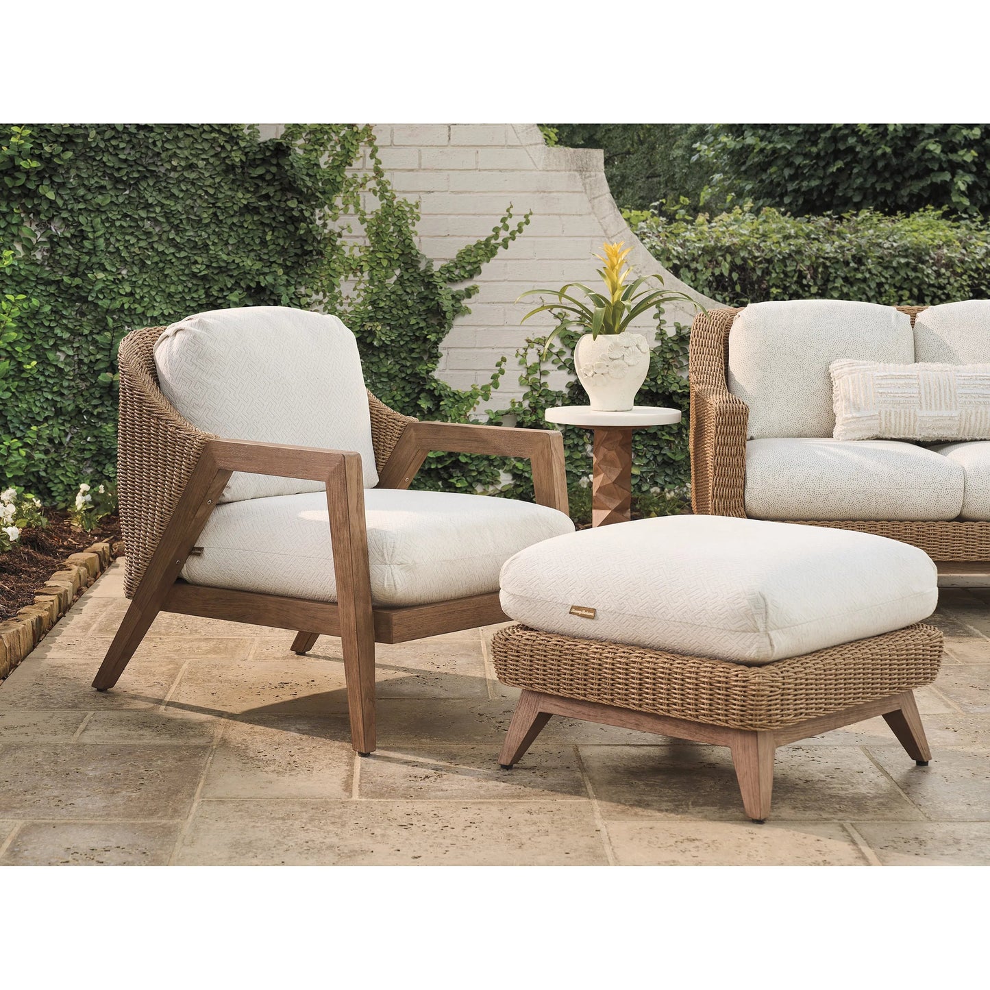 004 SI-2371232 | Lifestyle | Lounge Armchair by Tommy Bahama Outdoor. Made from unique in a unique style.