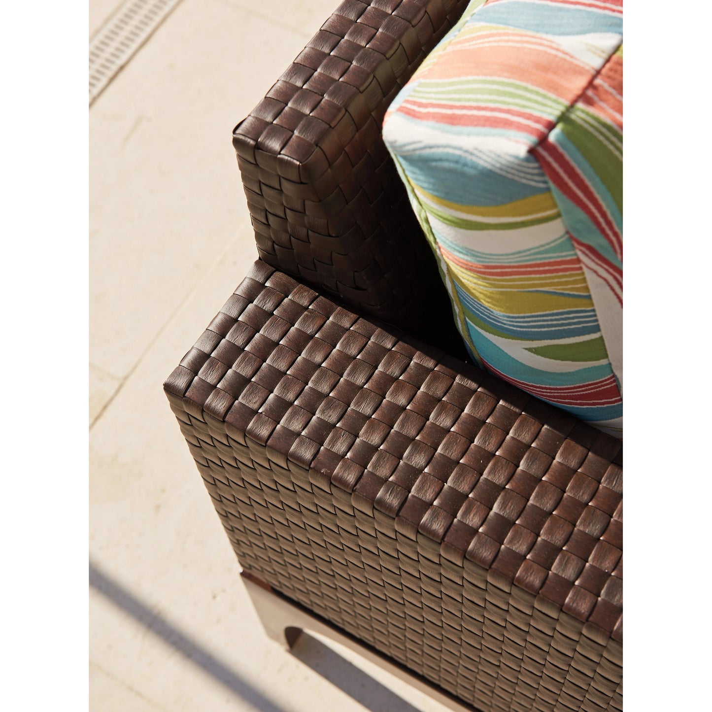 005 SI-1962914 | Lifestyle | Abaco Lounge Chair by Tommy Bahama Outdoor in english walnut. Made from unique in a transitional style.