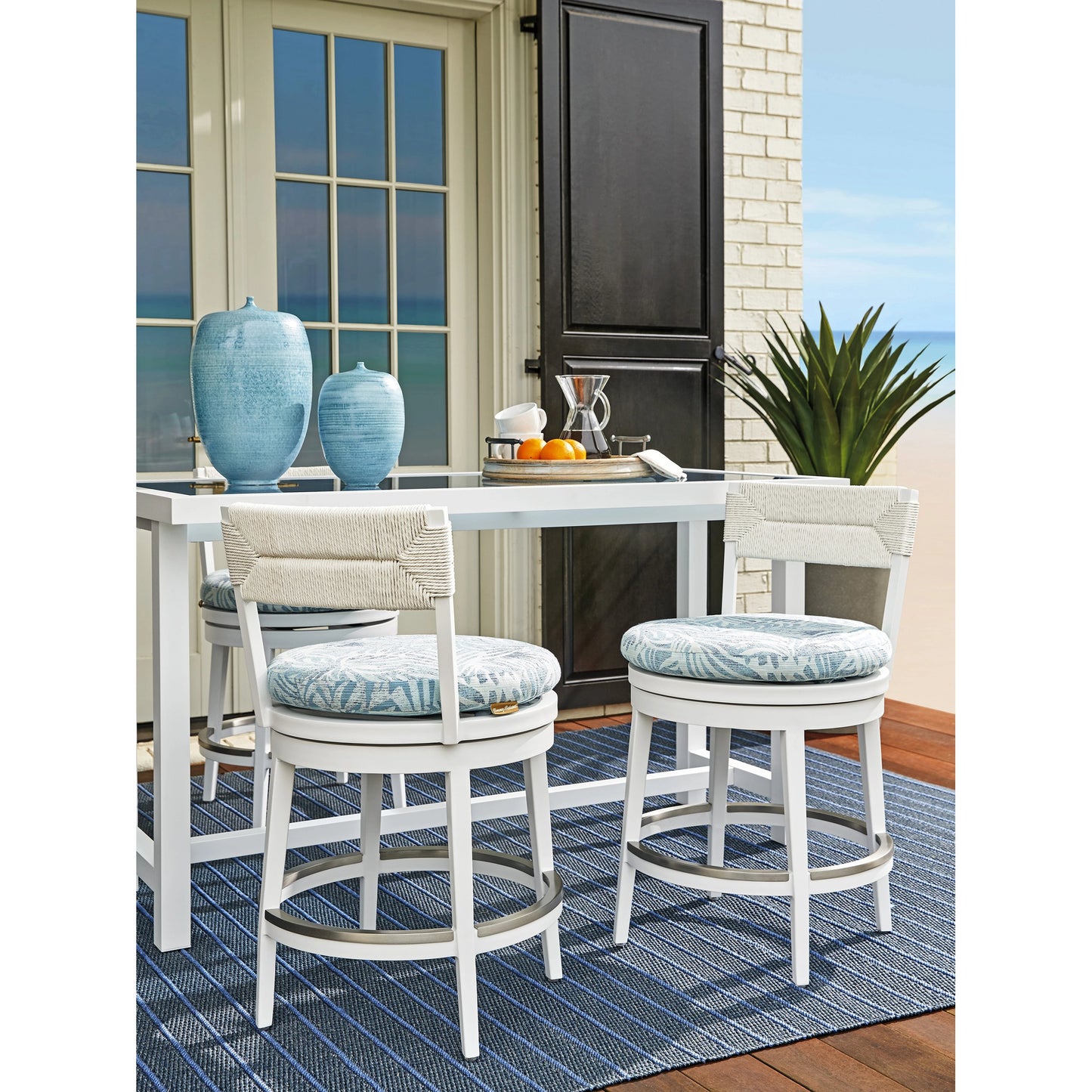 005 SI-2013319 | Lifestyle | Ocean Breeze Promenade Swivel Counter Stool by Tommy Bahama Outdoor in pearl white. Made from unique in a coastal style.