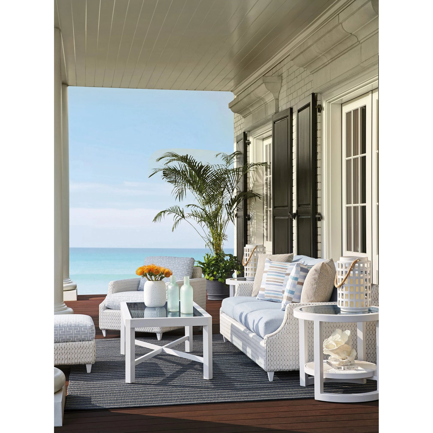 005 SI-2013334 | Lifestyle | Ocean Breeze Promenade Round End Table by Tommy Bahama Outdoor in white. Made from unique in a coastal style.