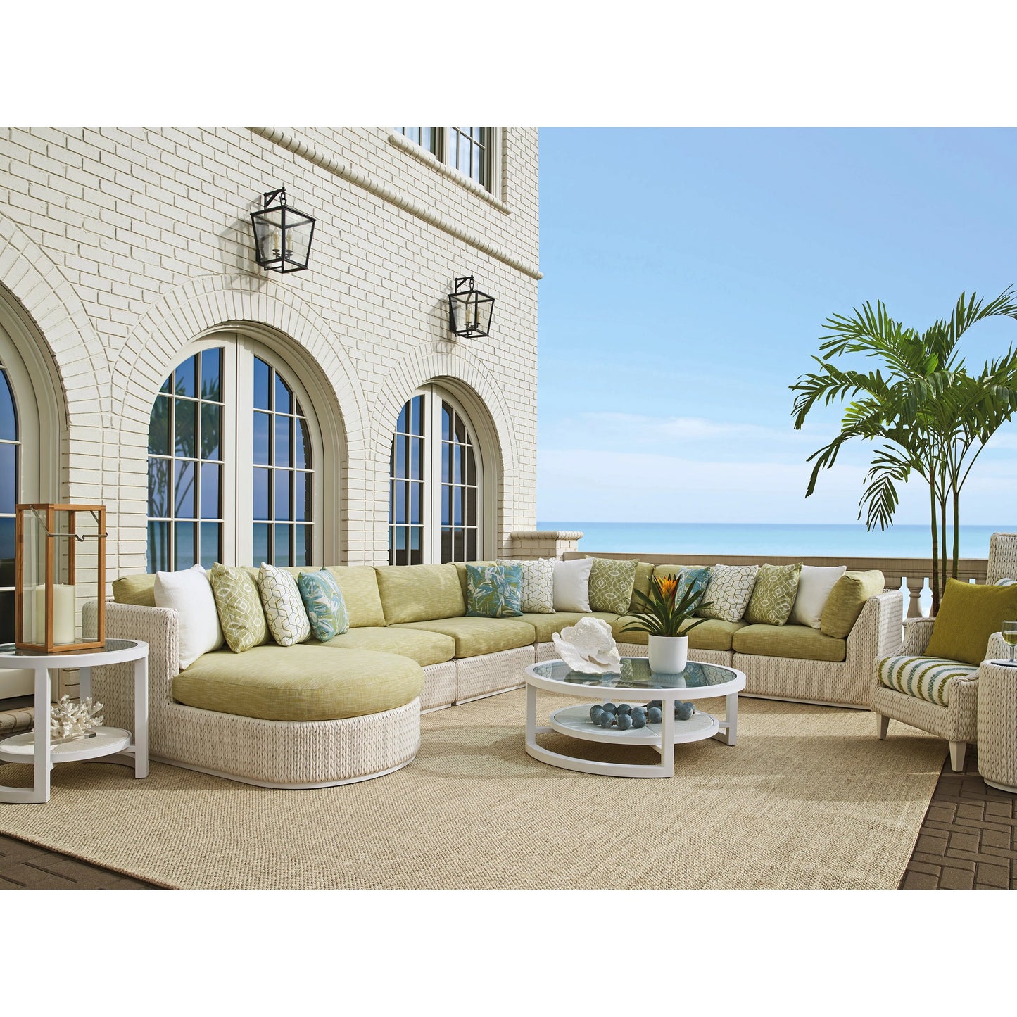 008 SI-2013334 | Lifestyle | Ocean Breeze Promenade Round End Table by Tommy Bahama Outdoor in white. Made from unique in a coastal style.