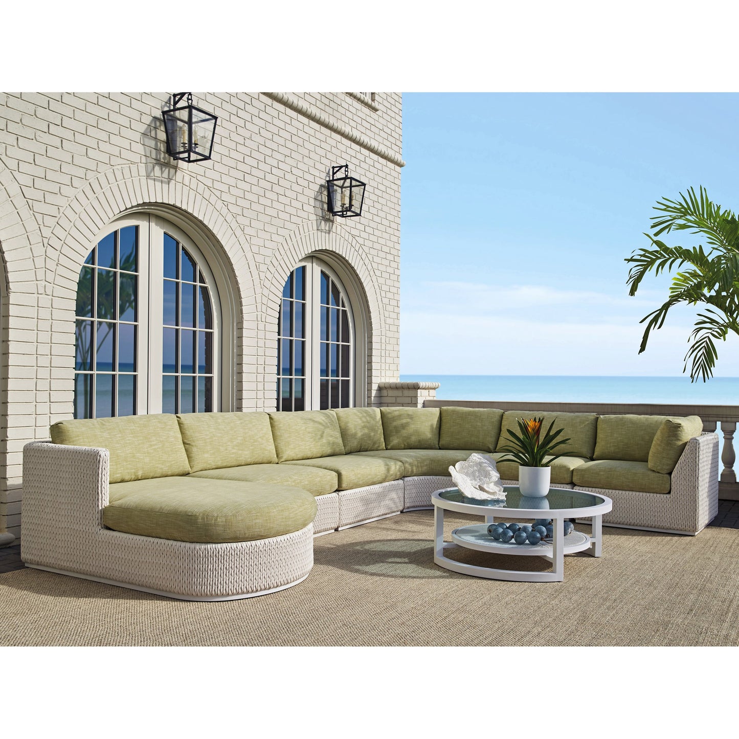 007 SI-2013331 | Lifestyle | Ocean Breeze Promenade Round Cocktail Table by Tommy Bahama Outdoor in white. Made from unique in a coastal style.