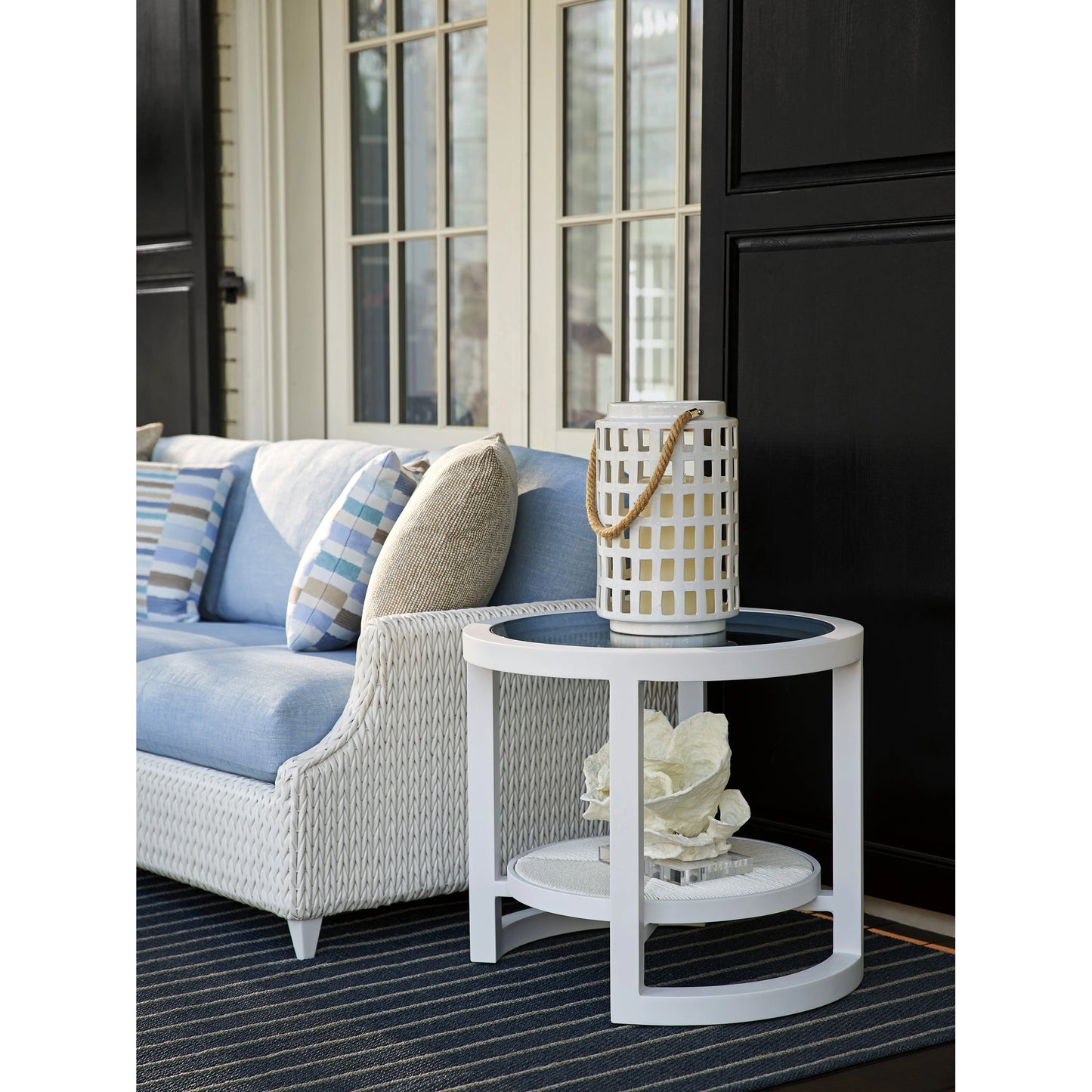 004 SI-2013334 | Lifestyle | Ocean Breeze Promenade Round End Table by Tommy Bahama Outdoor in white. Made from unique in a coastal style.