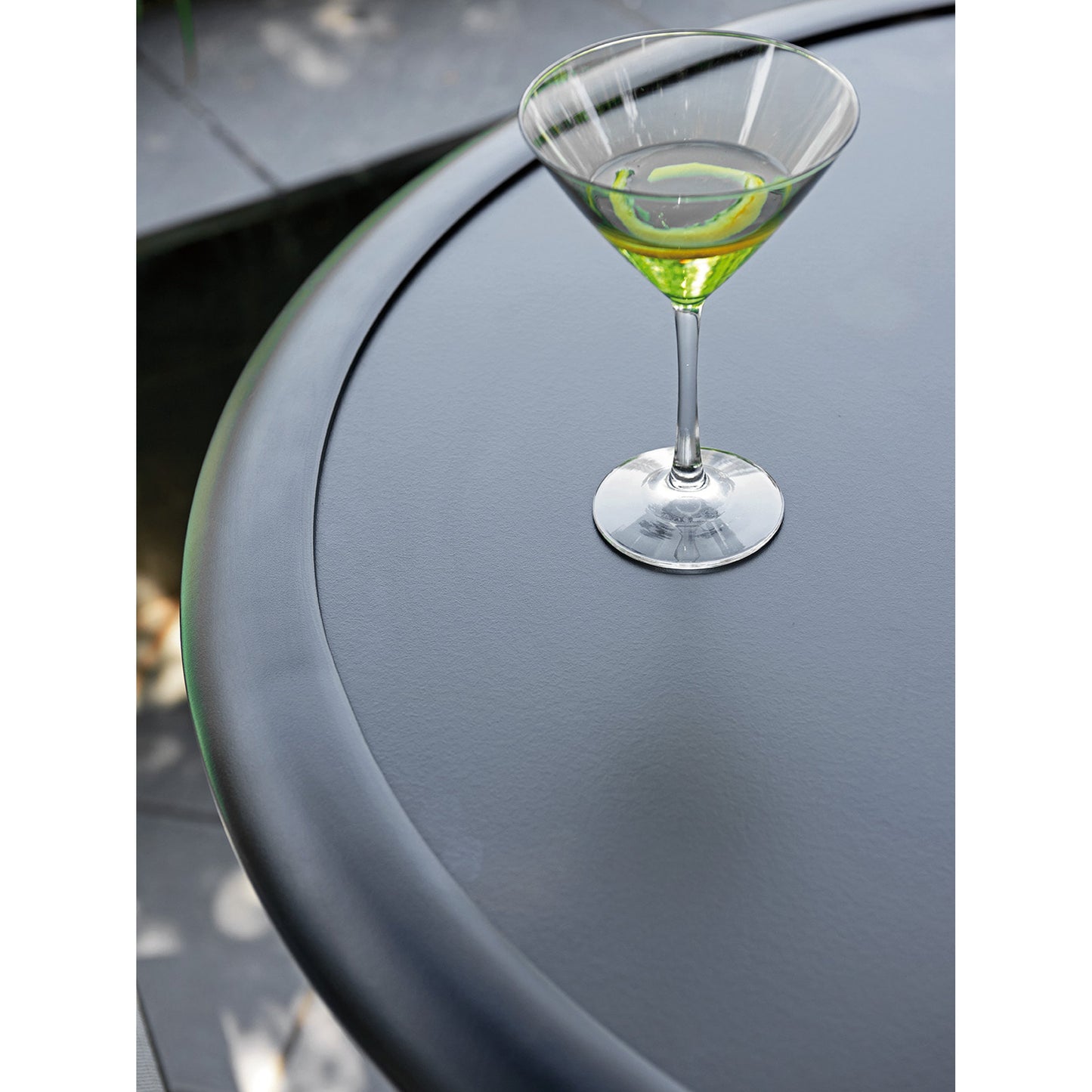 007 SR-836674 | Lifestyle | Del Mar High/Low Bistro Table by Tommy Bahama Outdoor in satin black. Made from unique in a unique style.