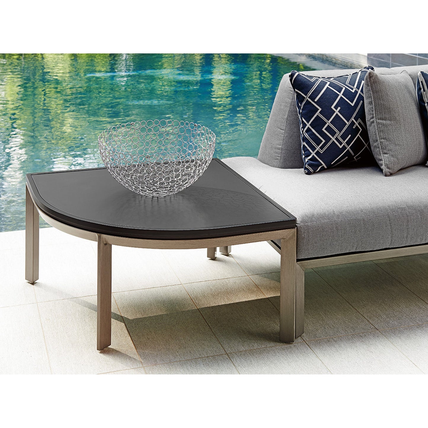 004 SR-836771 | Lifestyle | Del Mar Sectional Corner Table by Tommy Bahama Outdoor in black. Made from unique in a modern style.