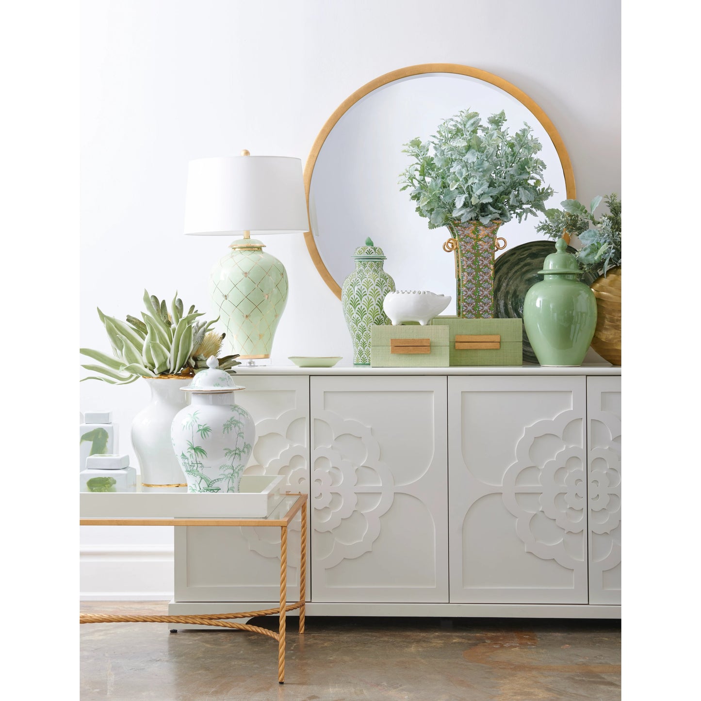 007 SR-383796 | Lifestyle | Round Mirror by Chelsea House in antique gold leaf, beveled. Made from unique in a transitional style.