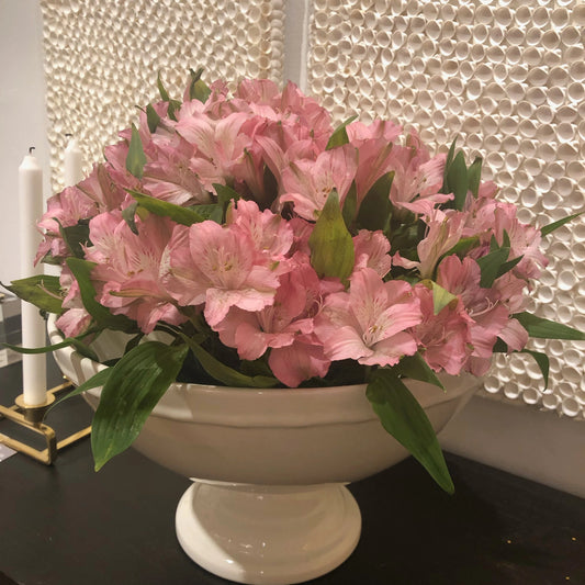 Pedestal Centerpiece by Chelsea House in off white glaze. Made from off white glaze in a transitional style.