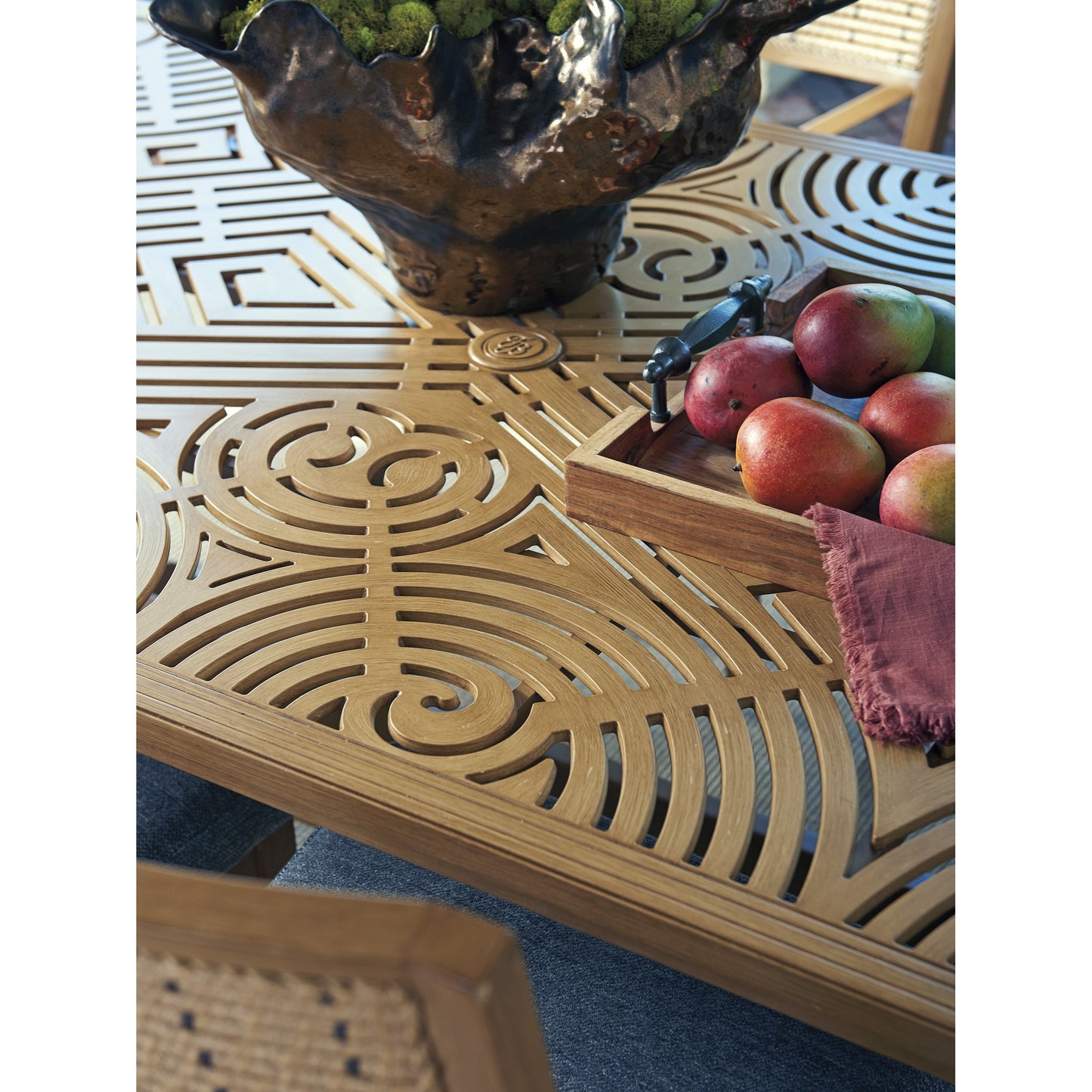 004 SI-1770894 | Lifestyle | Los Altos Valley View Dining Table by Tommy Bahama Outdoor. Made from unique in a cottage & farmhouse style.