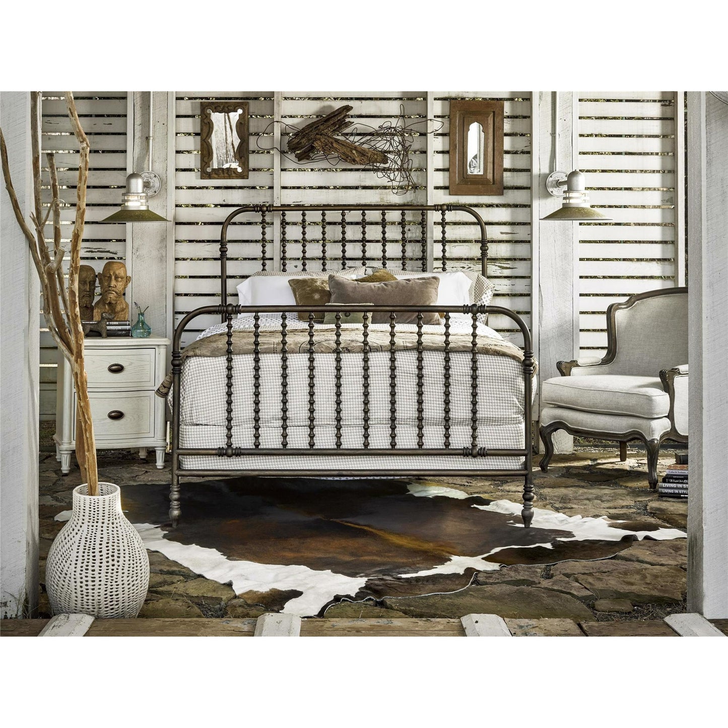 003 SR-813851,SR-813852 | Lifestyle | Riverhouse the Guest Room Bed by Universal Furniture in oiled bronze. Made from unique in a cottage & farmhouse style.