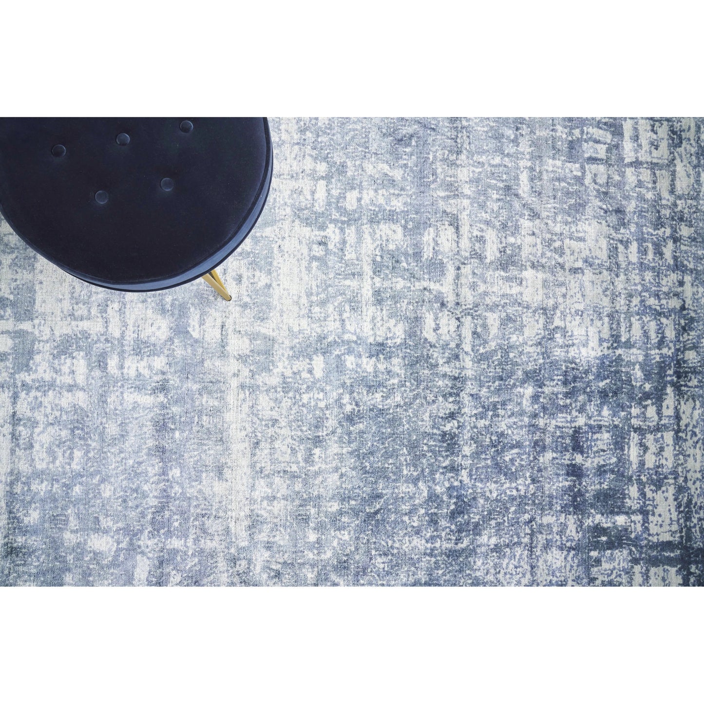 000 SI-2384015 | Lifestyle | Antolini 3940 Rug by Exquisite Rugs in blue, ivory, gray. Made from bamboo silk in a unique style.