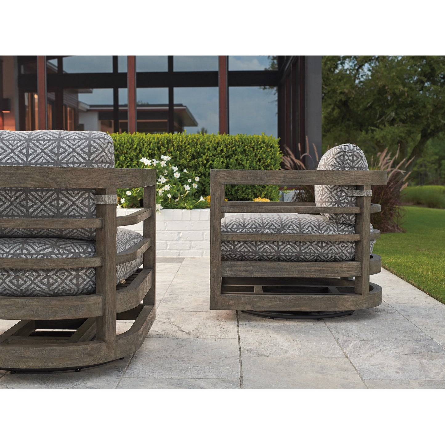003 SI-1770882 | Lifestyle | La Jolla Swivel Chair by Tommy Bahama Outdoor in vintage. Made from unique in a eclectic & global style.