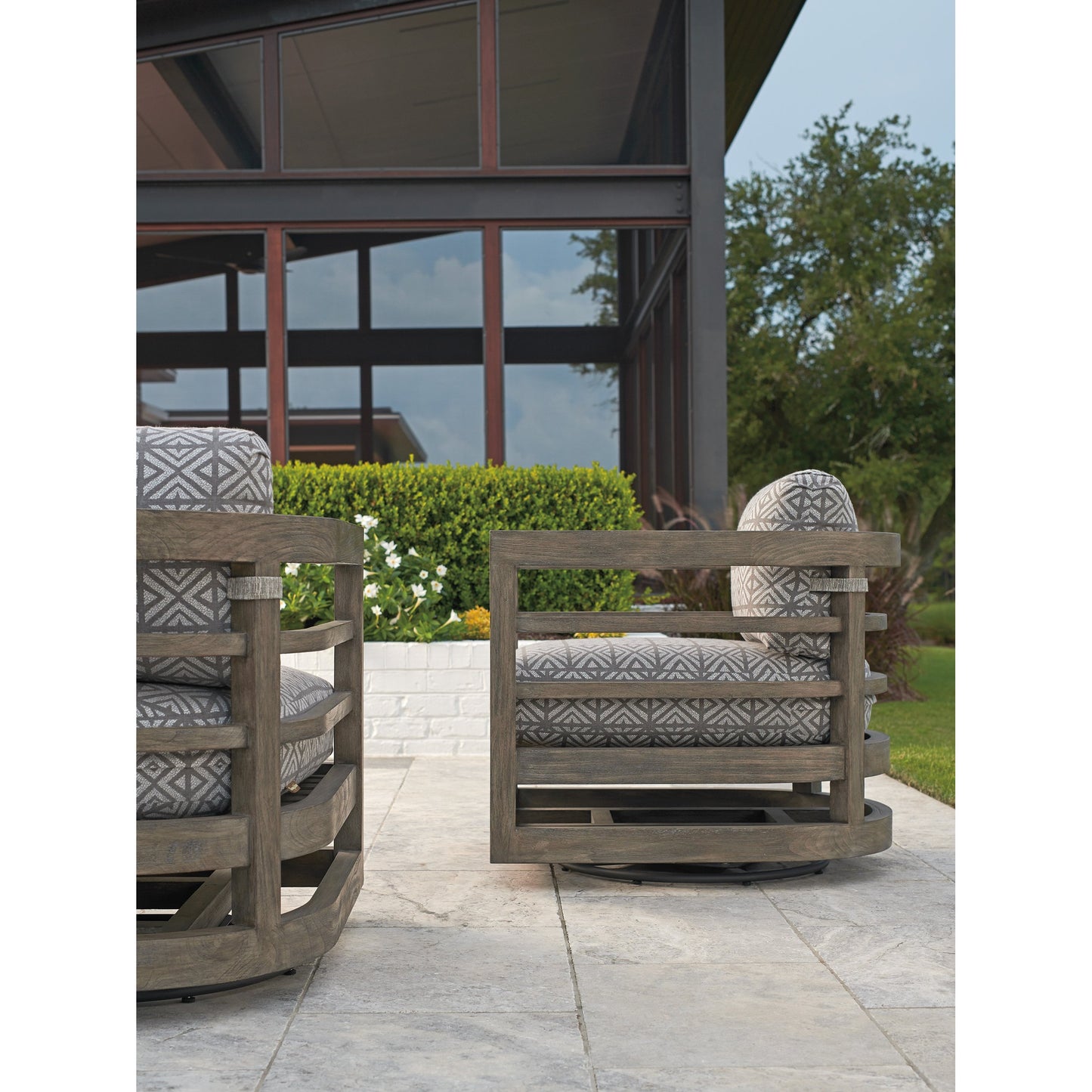 004 SI-1770882 | Lifestyle | La Jolla Swivel Chair by Tommy Bahama Outdoor in vintage. Made from unique in a eclectic & global style.