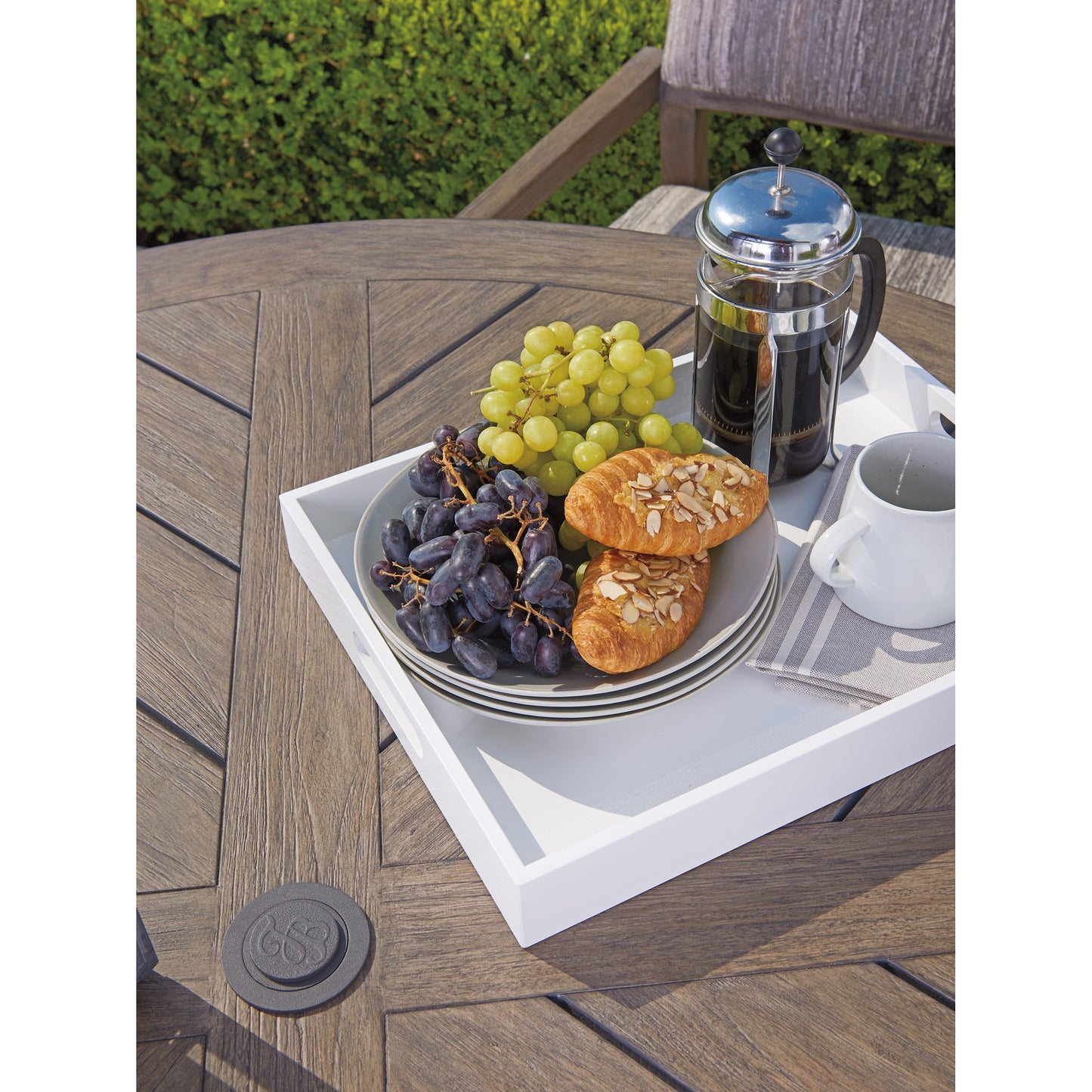 006 SI-1770888 | Lifestyle | La Jolla Round Dining Table by Tommy Bahama Outdoor in vintage. Made from unique in a transitional style.